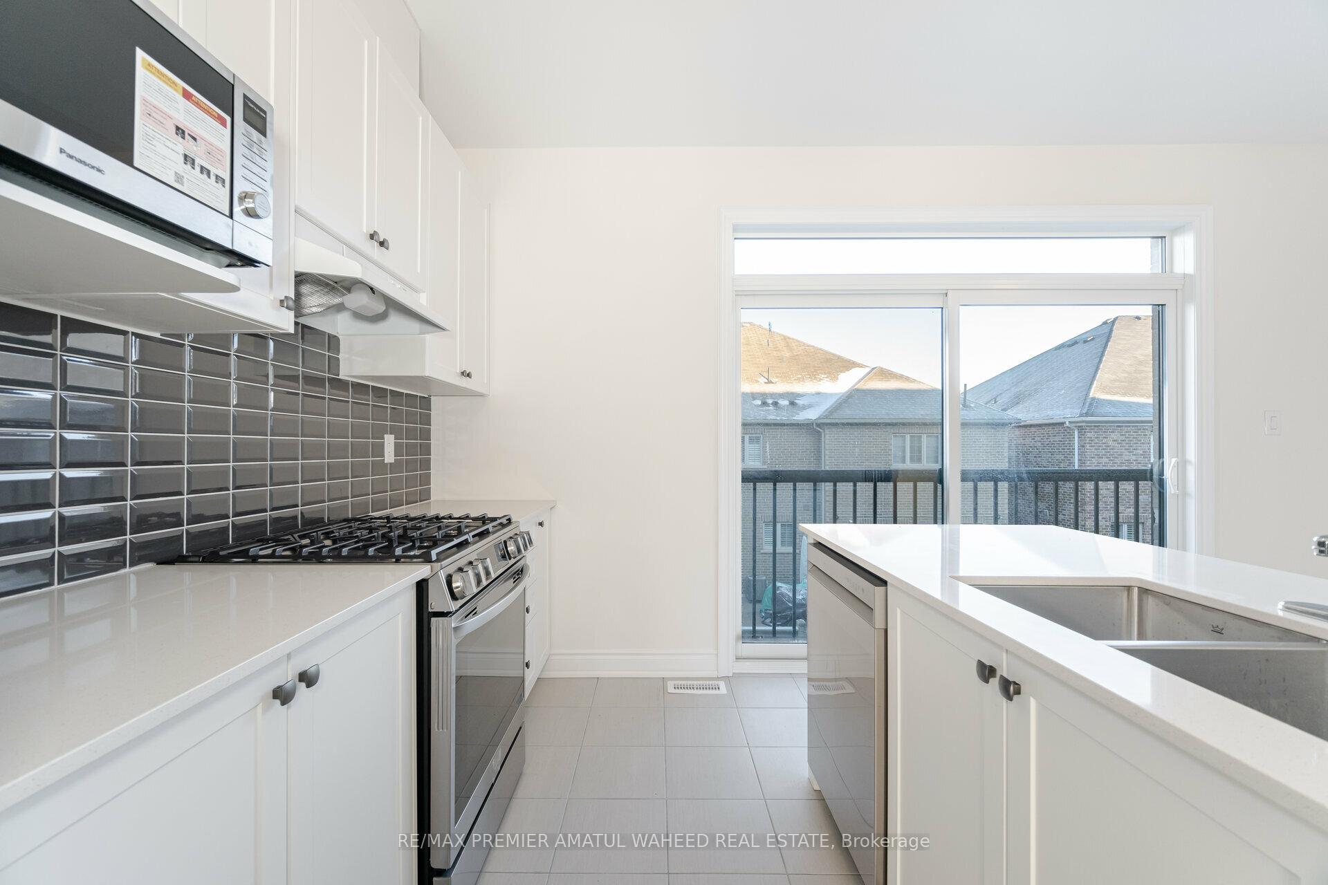 Photo 14 of 233 Tennant Circle, Vaughan, Vellore Village — HOMEH