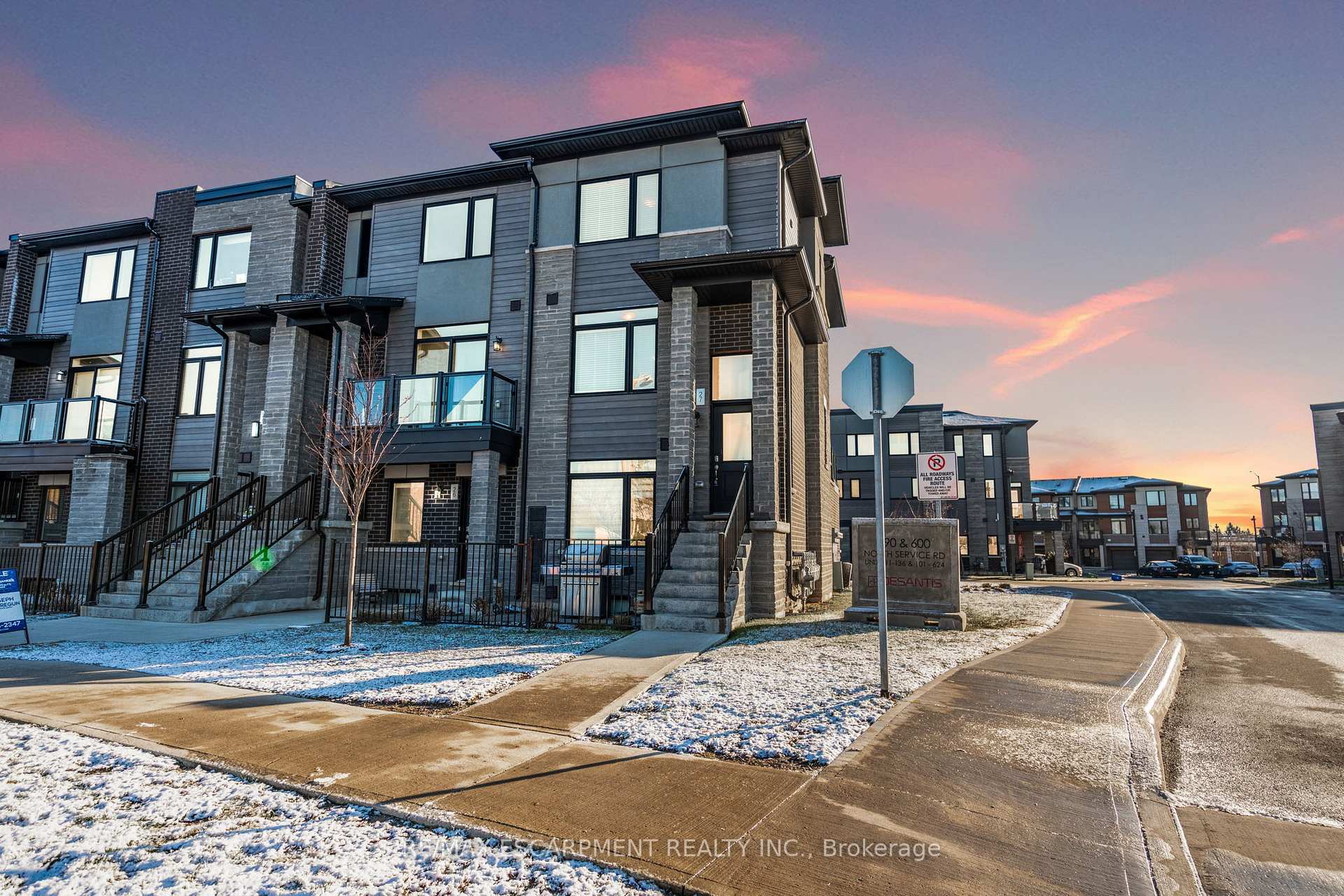 Photo 2 of Unit 27, 590 North Service Road, Hamilton, Stoney Creek — HOMEH