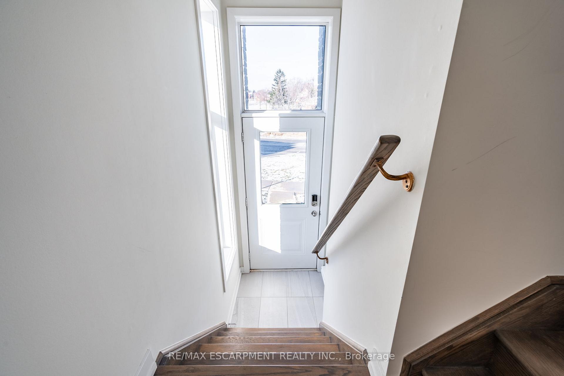 Photo 5 of Unit 27, 590 North Service Road, Hamilton, Stoney Creek — HOMEH