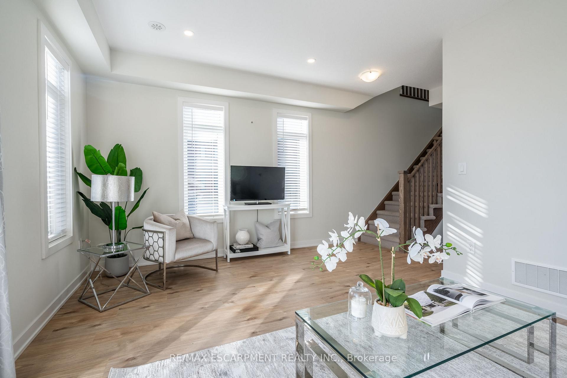 Photo 17 of Unit 27, 590 North Service Road, Hamilton, Stoney Creek — HOMEH