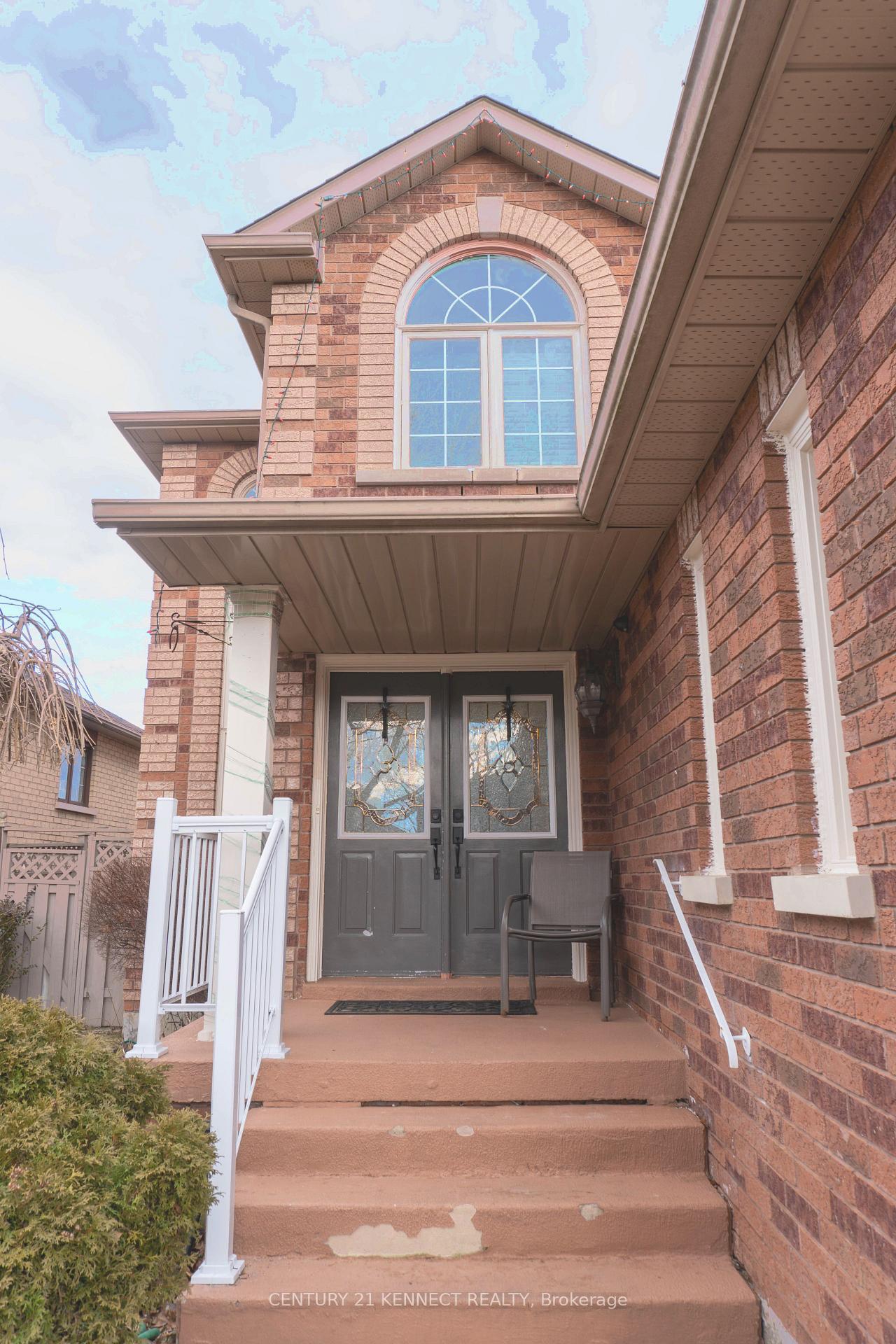 Photo 3 of Unit Main, 26 Buffridge Trail, Brampton, Snelgrove — HOMEH