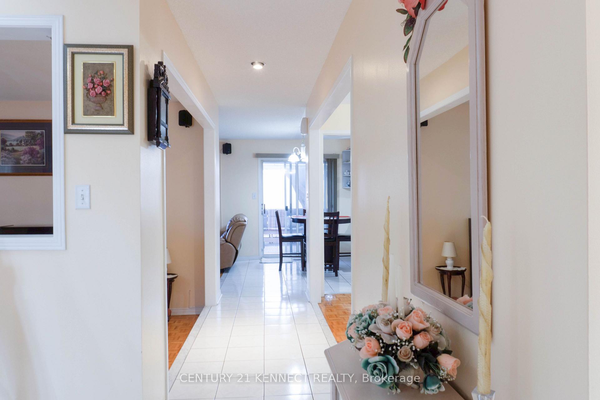 Photo 4 of Unit Main, 26 Buffridge Trail, Brampton, Snelgrove — HOMEH