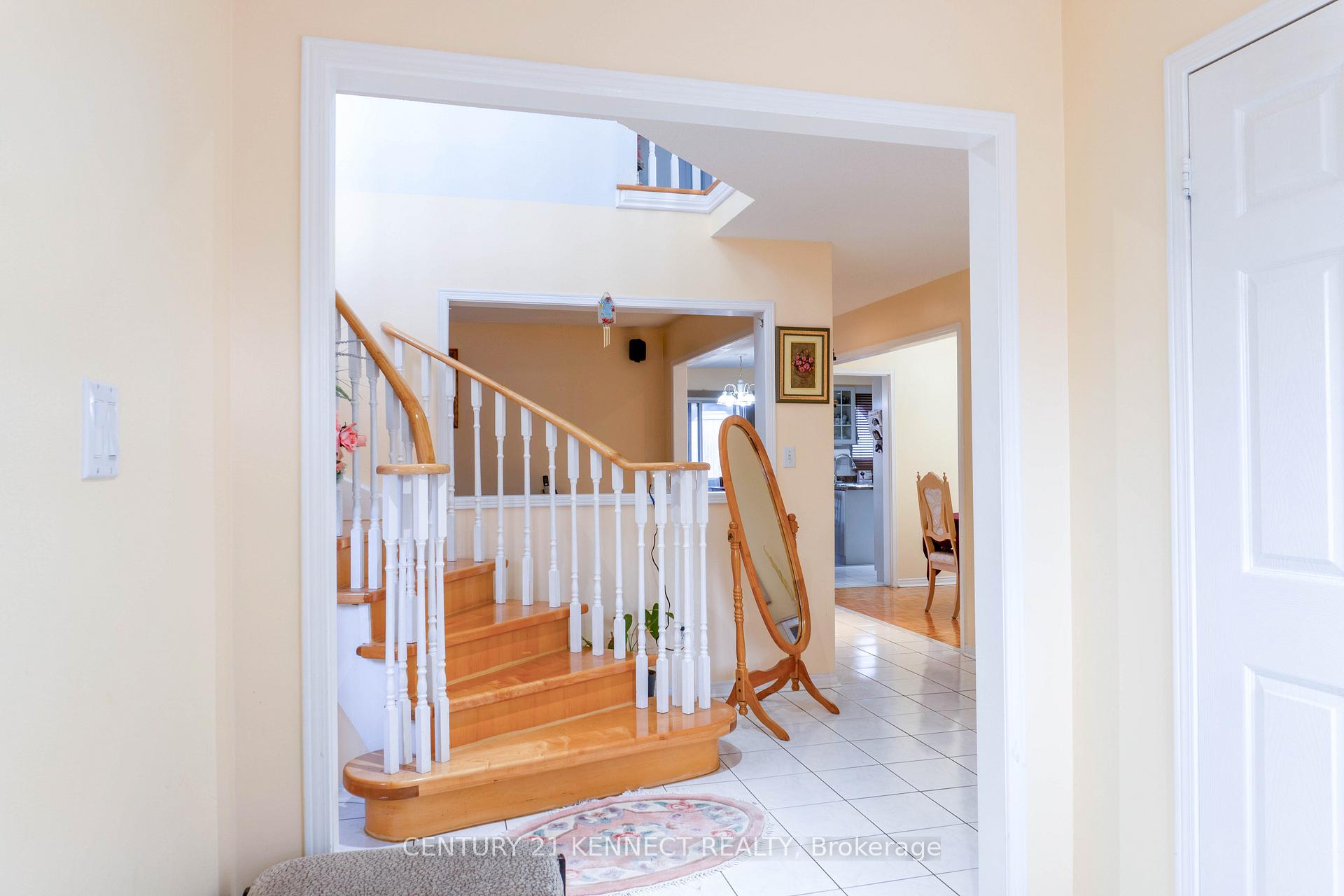 Photo 5 of Unit Main, 26 Buffridge Trail, Brampton, Snelgrove — HOMEH
