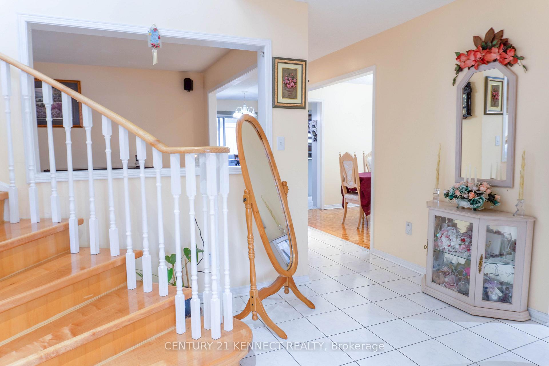 Photo 6 of Unit Main, 26 Buffridge Trail, Brampton, Snelgrove — HOMEH