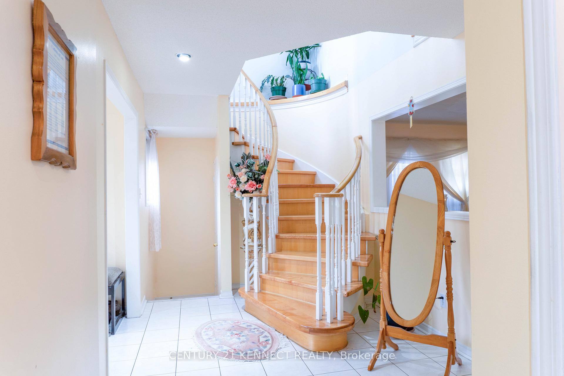 Photo 7 of Unit Main, 26 Buffridge Trail, Brampton, Snelgrove — HOMEH