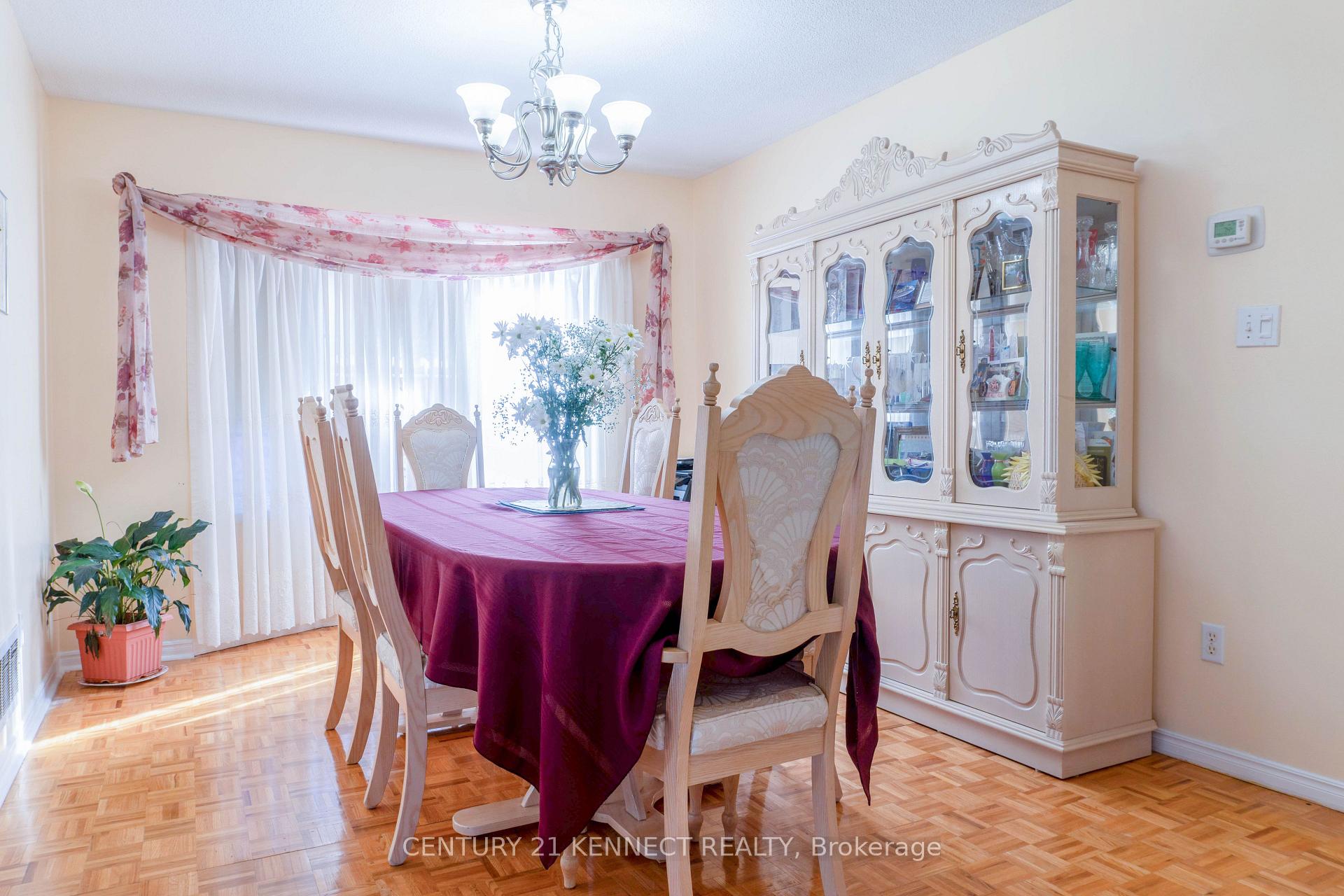 Photo 11 of Unit Main, 26 Buffridge Trail, Brampton, Snelgrove — HOMEH