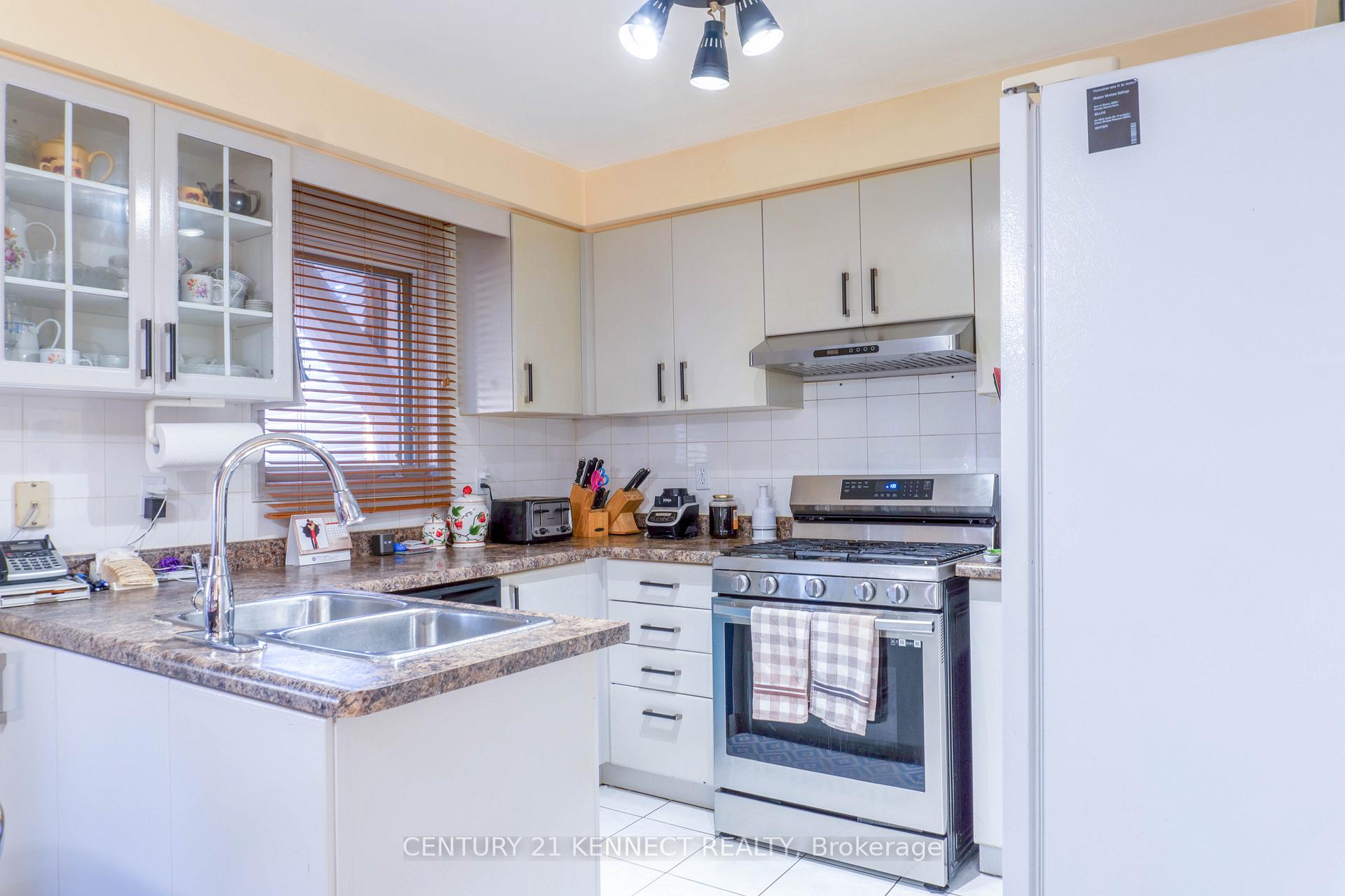 Photo 12 of Unit Main, 26 Buffridge Trail, Brampton, Snelgrove — HOMEH