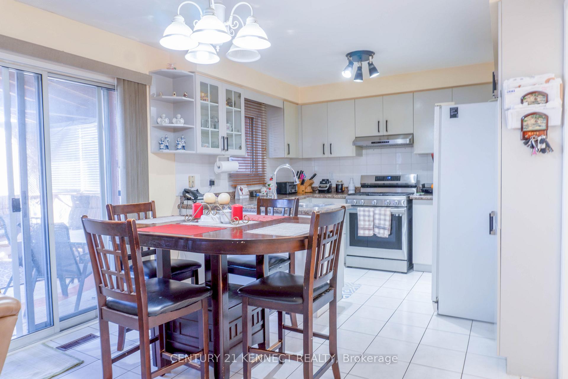 Photo 13 of Unit Main, 26 Buffridge Trail, Brampton, Snelgrove — HOMEH