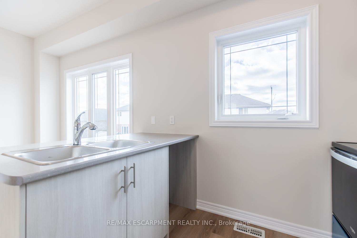 Photo 8 of Unit 49, 19 Picardy Drive, Hamilton, Stoney Creek Mountain — HOMEH