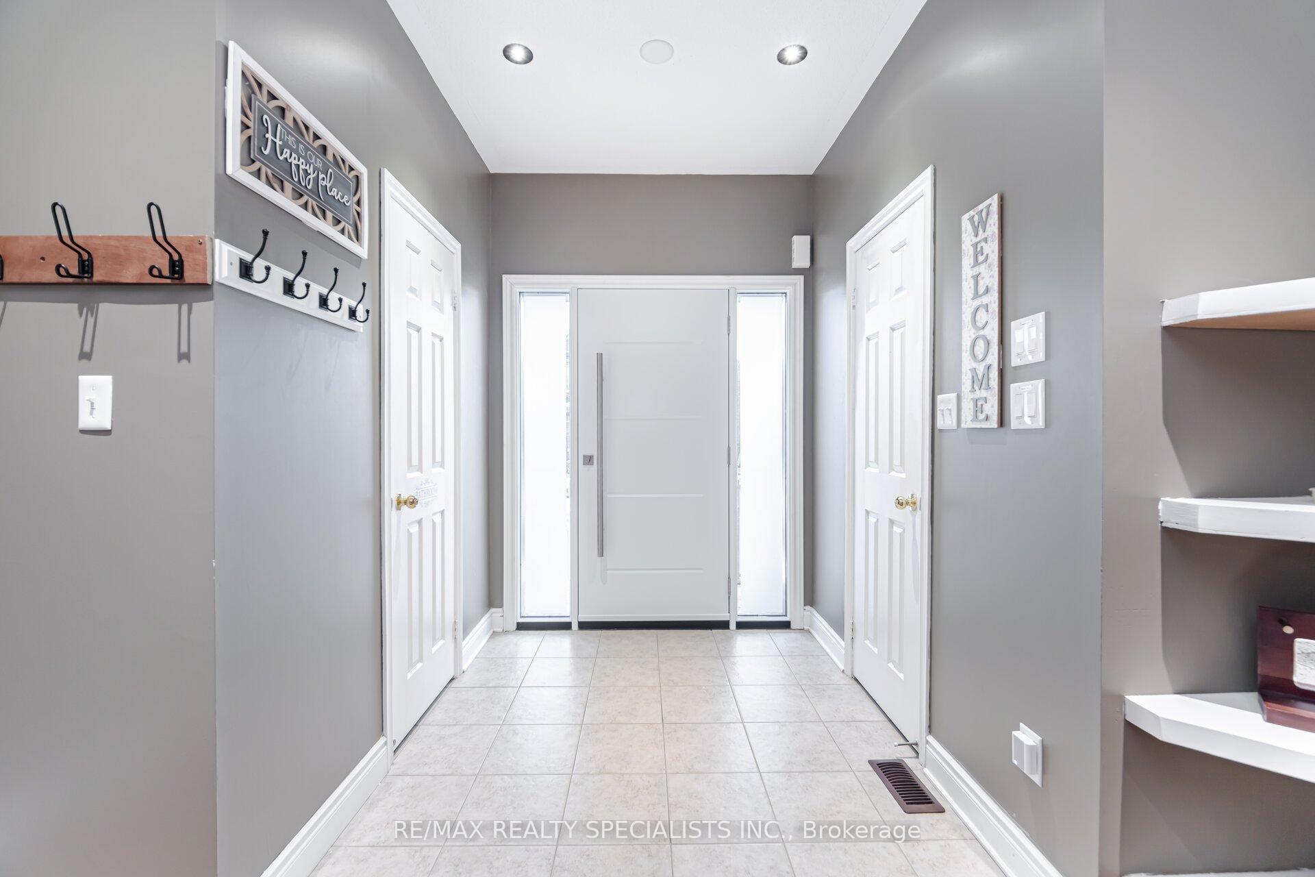 Photo 3 of 15 Cookview Drive, Brampton, Sandringham-Wellington — HOMEH