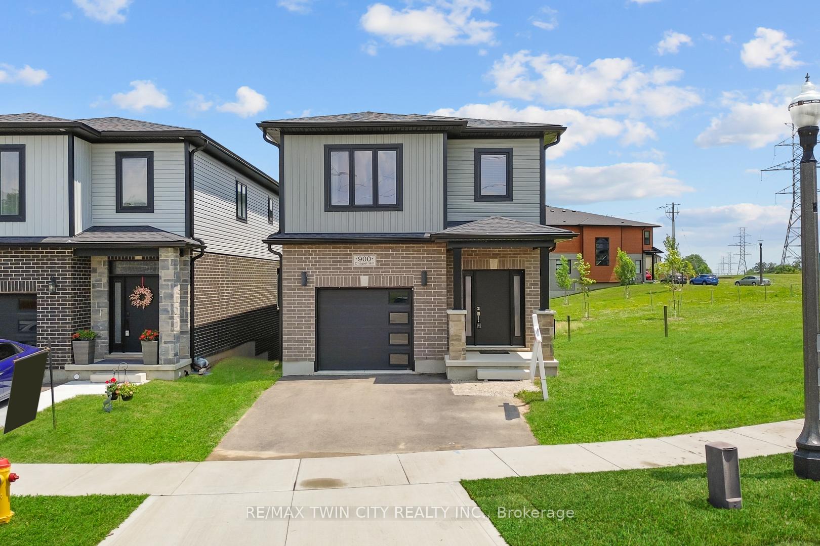 Photo 1 of 900 Chapel Hill Court, Kitchener — HOMEH