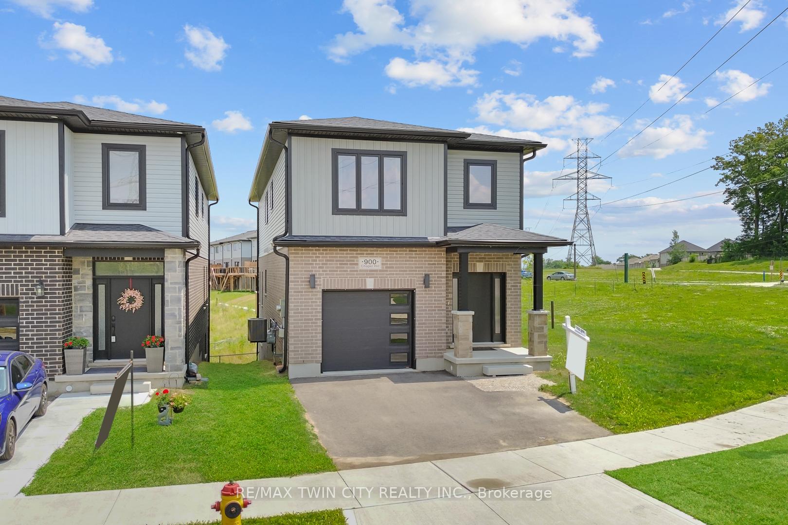 Photo 2 of 900 Chapel Hill Court, Kitchener — HOMEH
