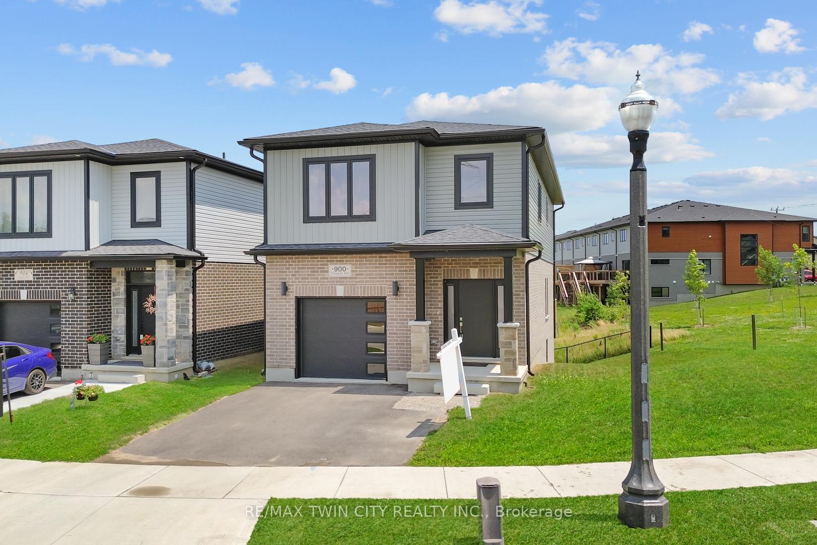 Photo 3 of 900 Chapel Hill Court, Kitchener — HOMEH