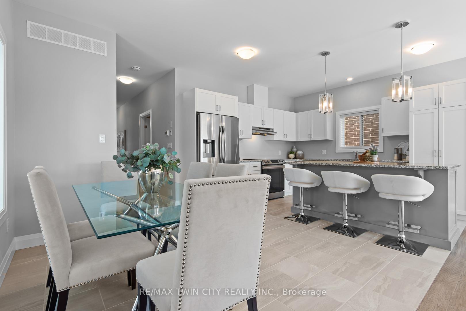 Photo 4 of 900 Chapel Hill Court, Kitchener — HOMEH