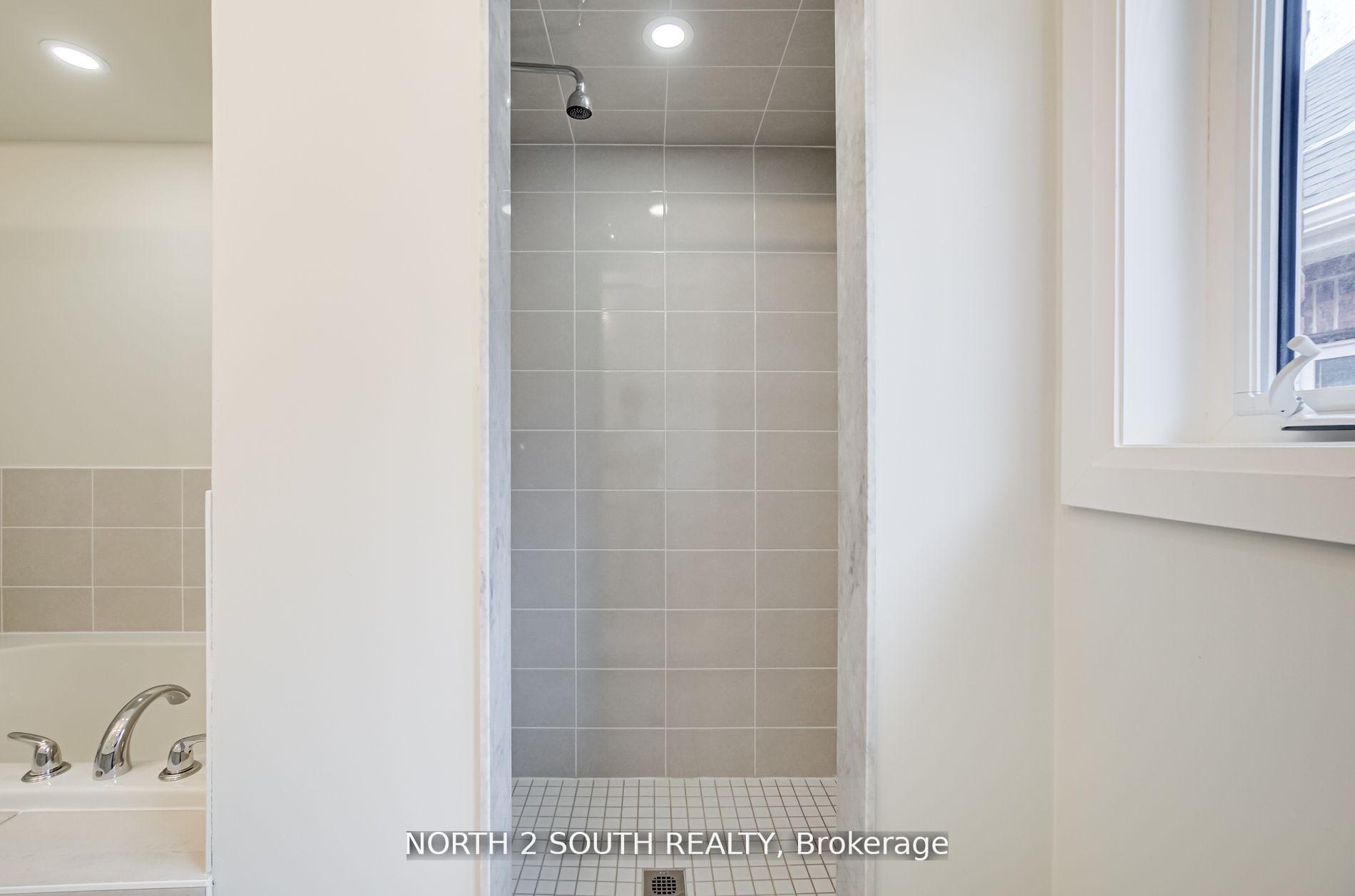 Photo 32 of 41 Virro Court, Vaughan, West Woodbridge — HOMEH