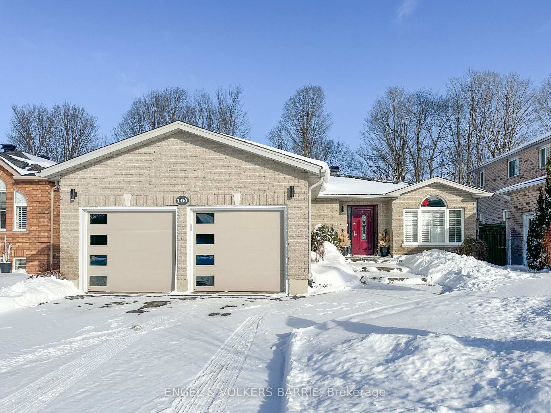 Photo 2 of 104 Crompton Drive, Barrie, Little Lake — HOMEH