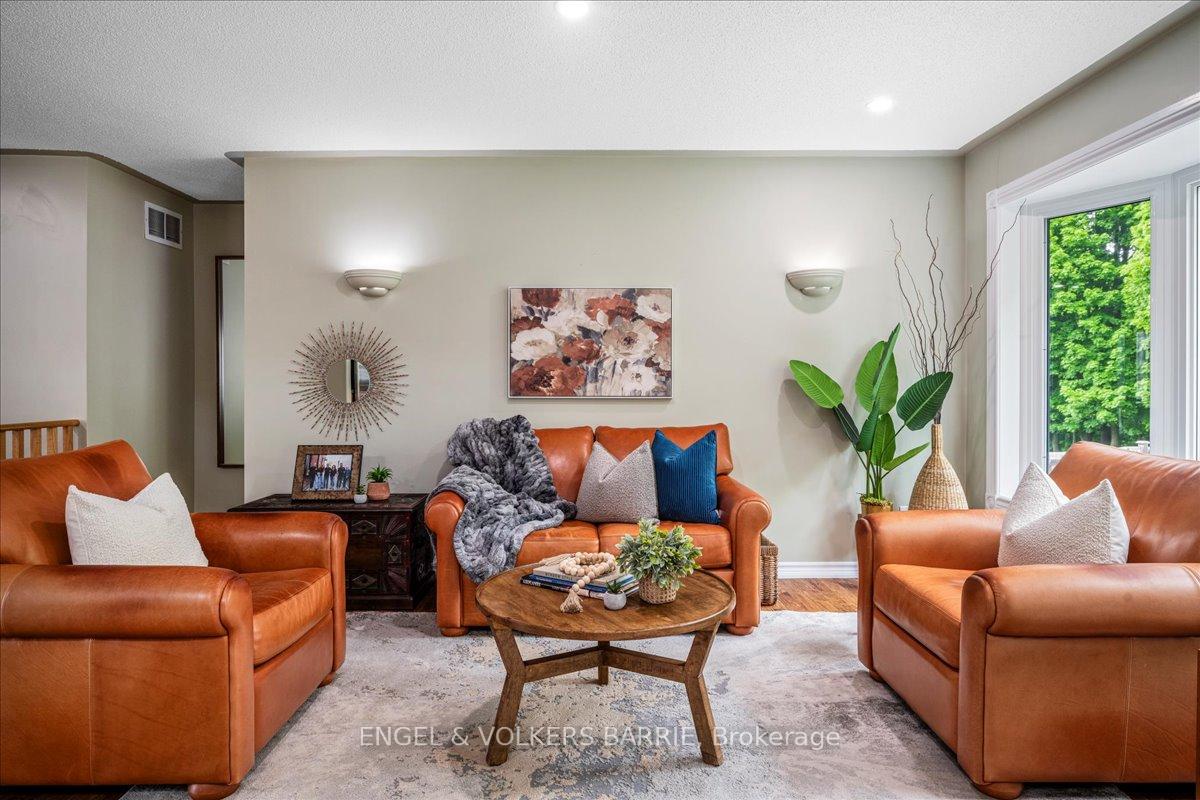 Photo 21 of 104 Crompton Drive, Barrie, Little Lake — HOMEH
