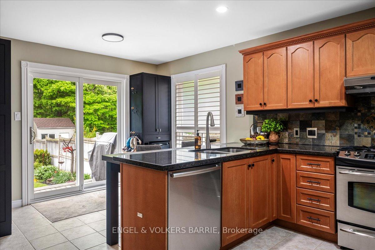 Photo 25 of 104 Crompton Drive, Barrie, Little Lake — HOMEH