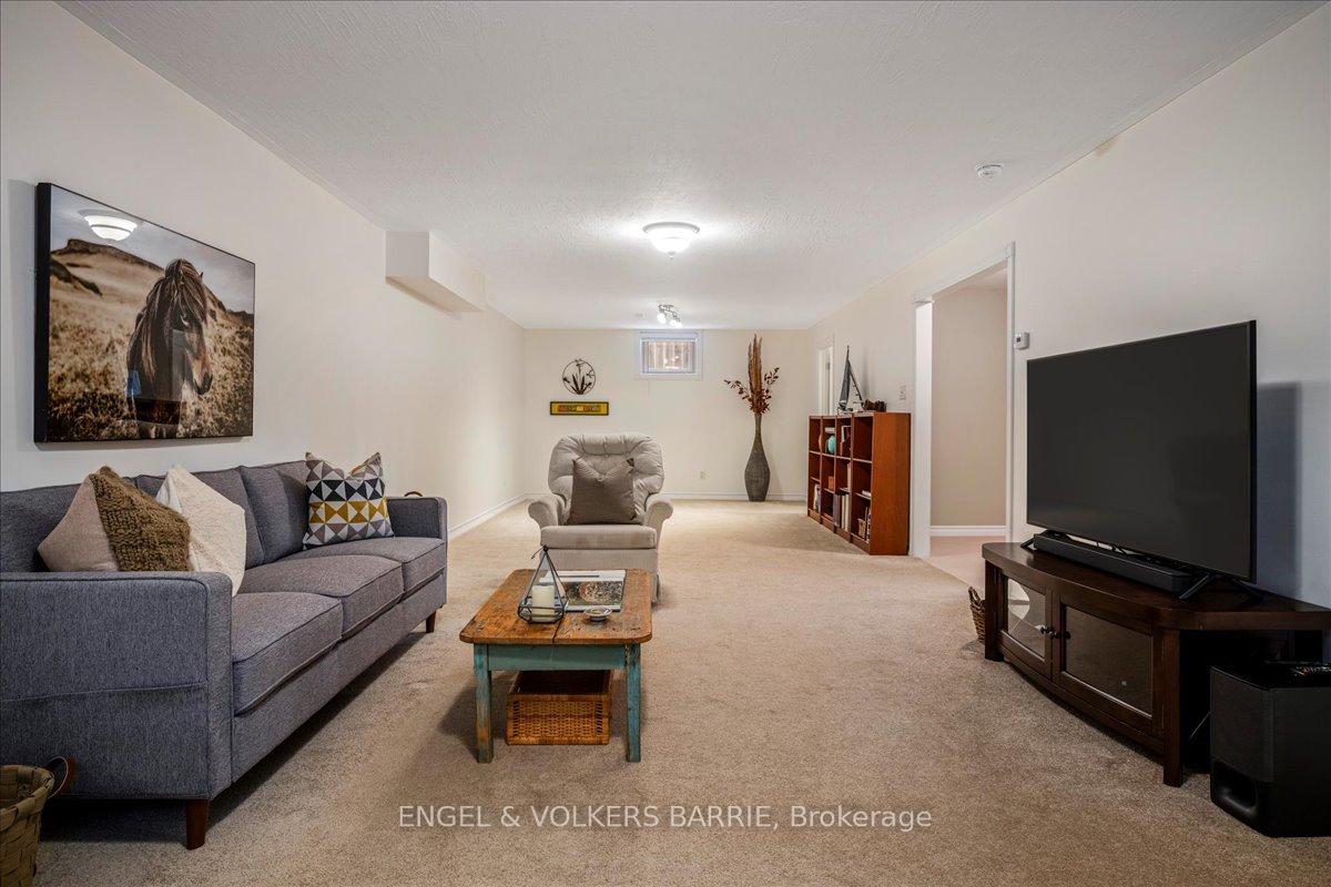 Photo 32 of 104 Crompton Drive, Barrie, Little Lake — HOMEH