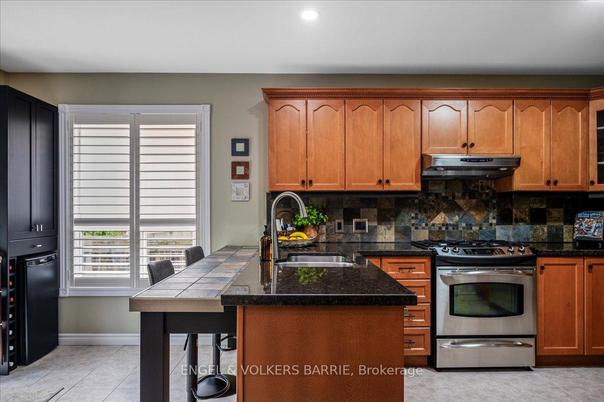 Photo 7 of 104 Crompton Drive, Barrie, Little Lake — HOMEH
