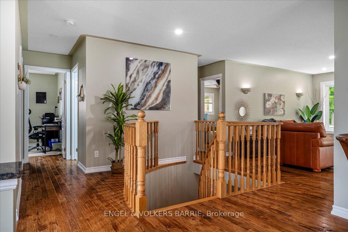 Photo 9 of 104 Crompton Drive, Barrie, Little Lake — HOMEH