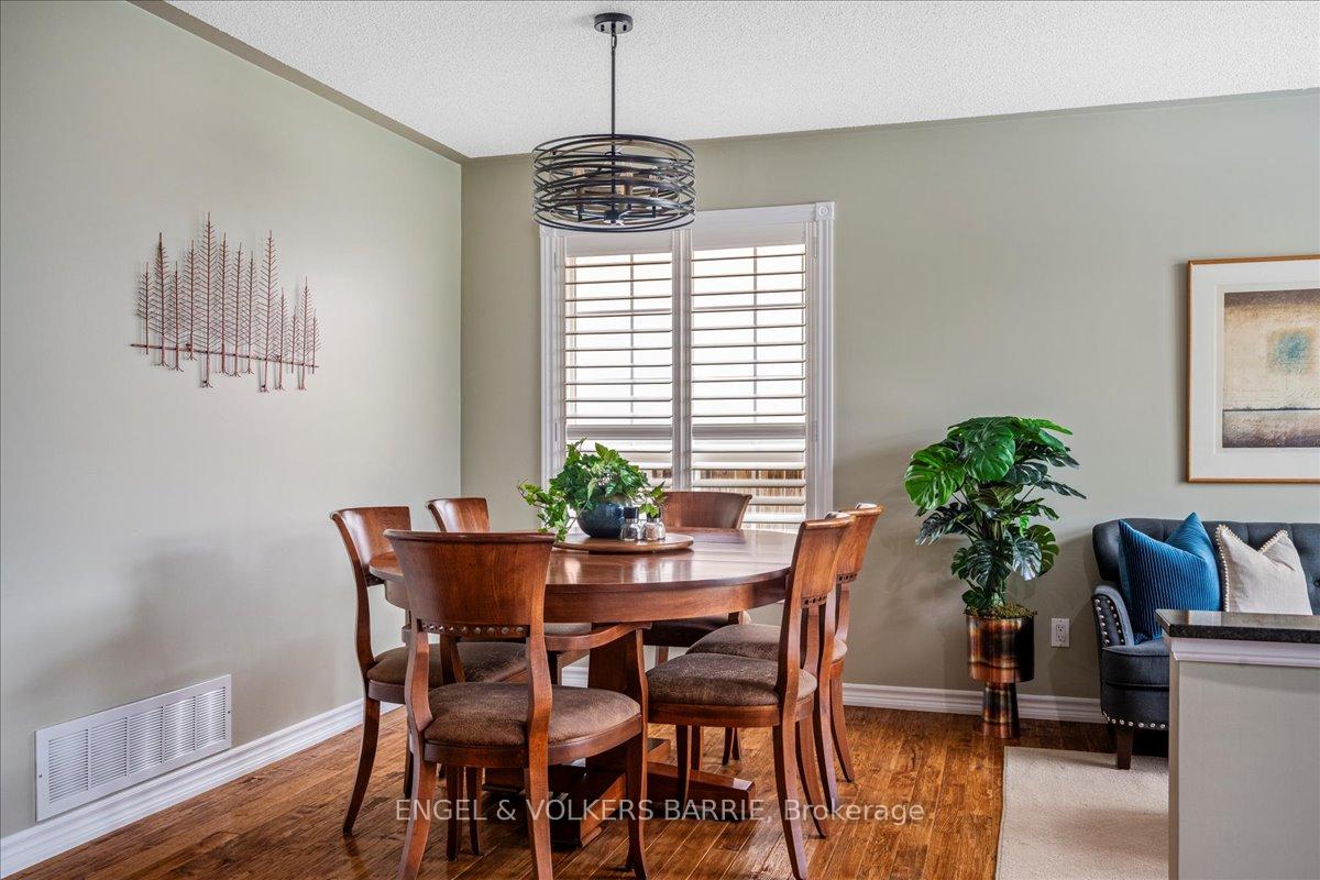 Photo 10 of 104 Crompton Drive, Barrie, Little Lake — HOMEH
