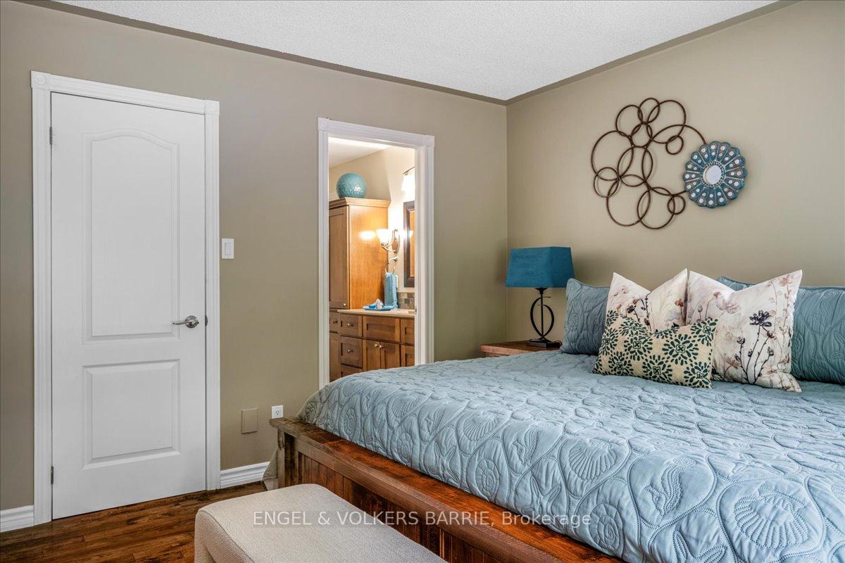 Photo 11 of 104 Crompton Drive, Barrie, Little Lake — HOMEH