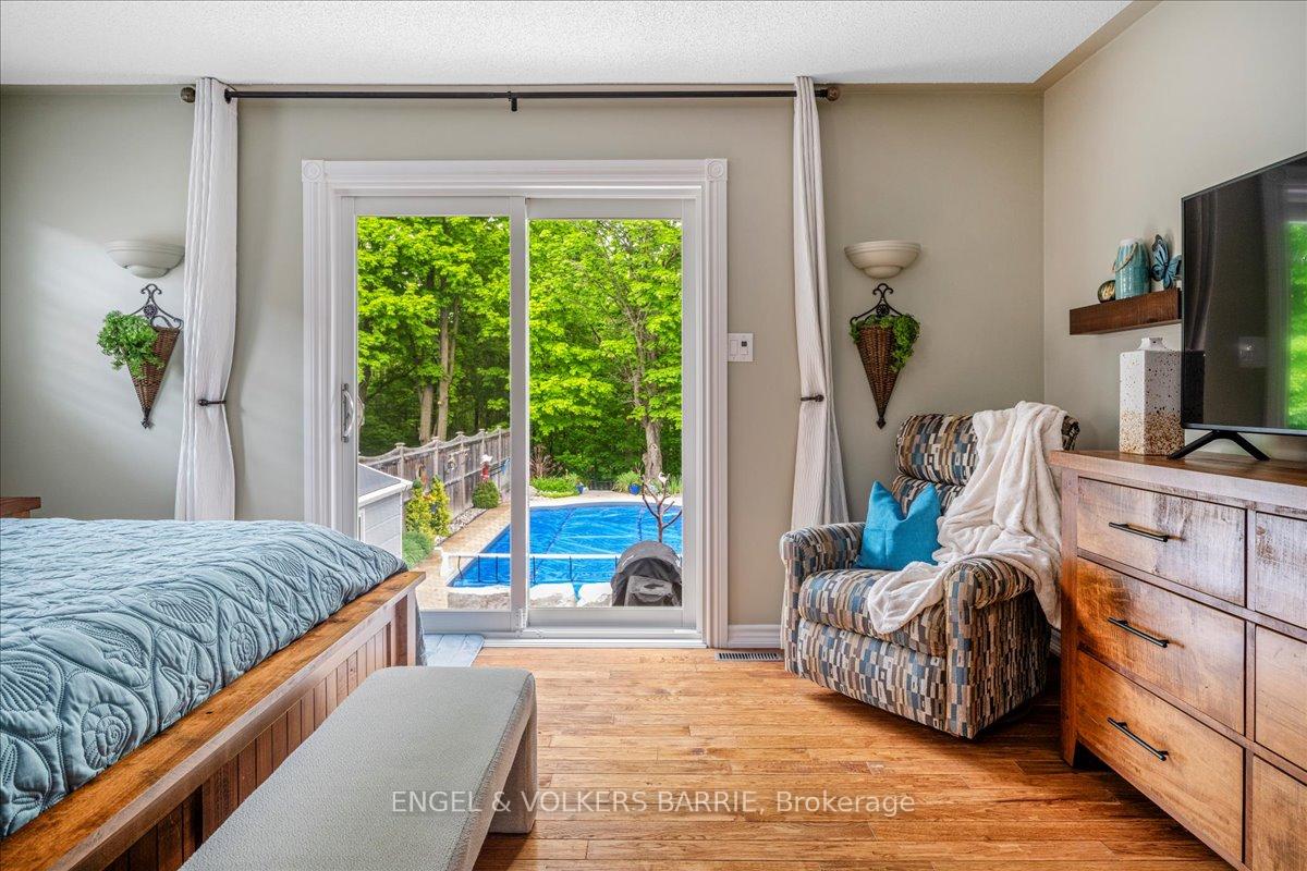 Photo 12 of 104 Crompton Drive, Barrie, Little Lake — HOMEH