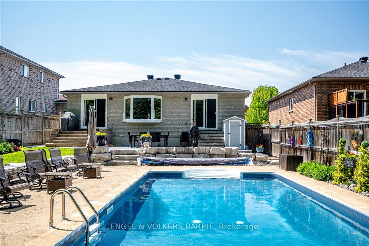 Photo 18 of 104 Crompton Drive, Barrie, Little Lake — HOMEH