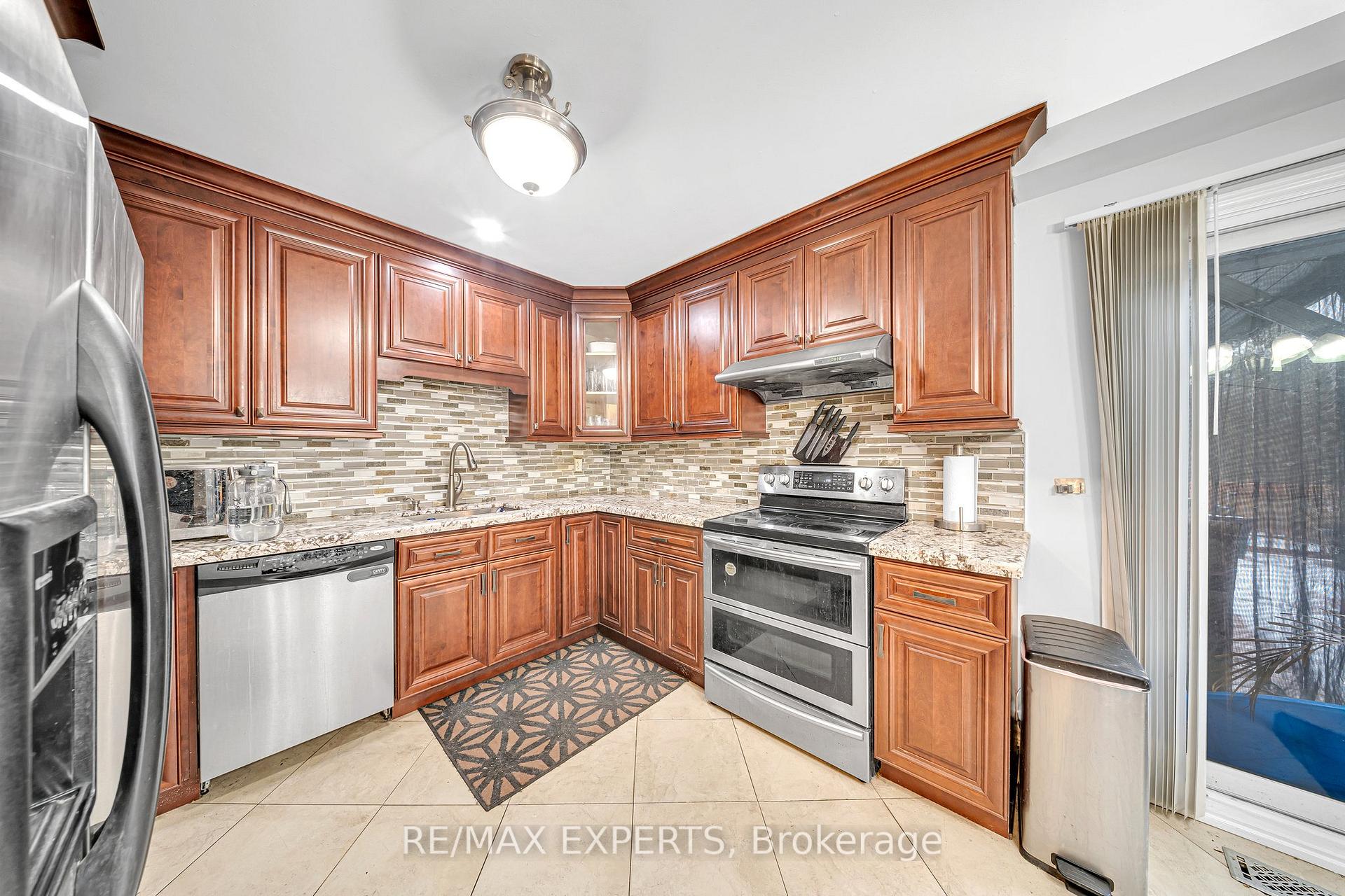 Photo 11 of 68 Wicks Drive, Ajax, Central East — HOMEH