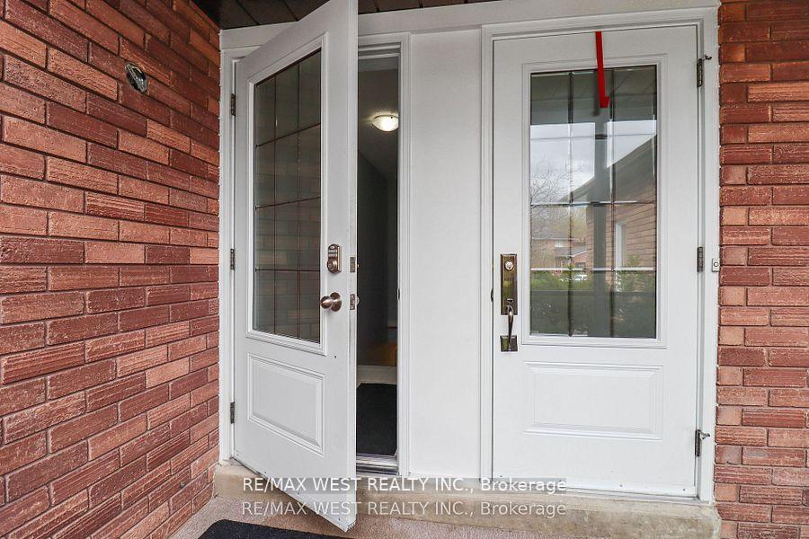 Photo 2 of 19 Radenhurst Crescent, Barrie, Grove East — HOMEH