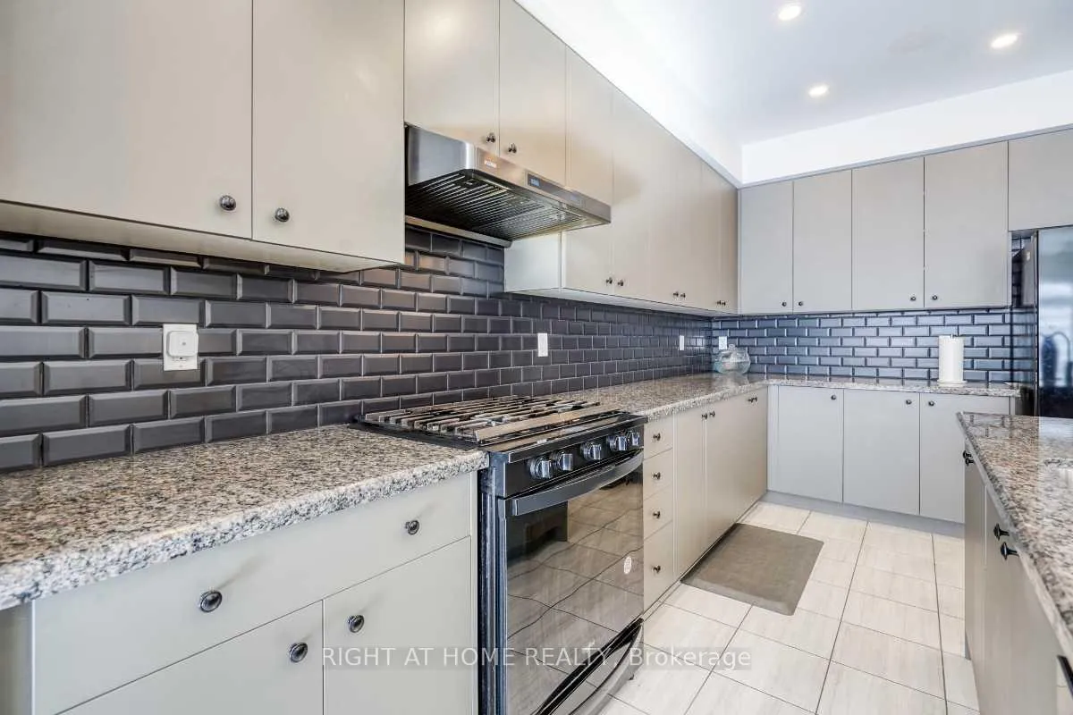 Photo 10 of 33 Auckland Drive, Whitby, Rural Whitby — HOMEH