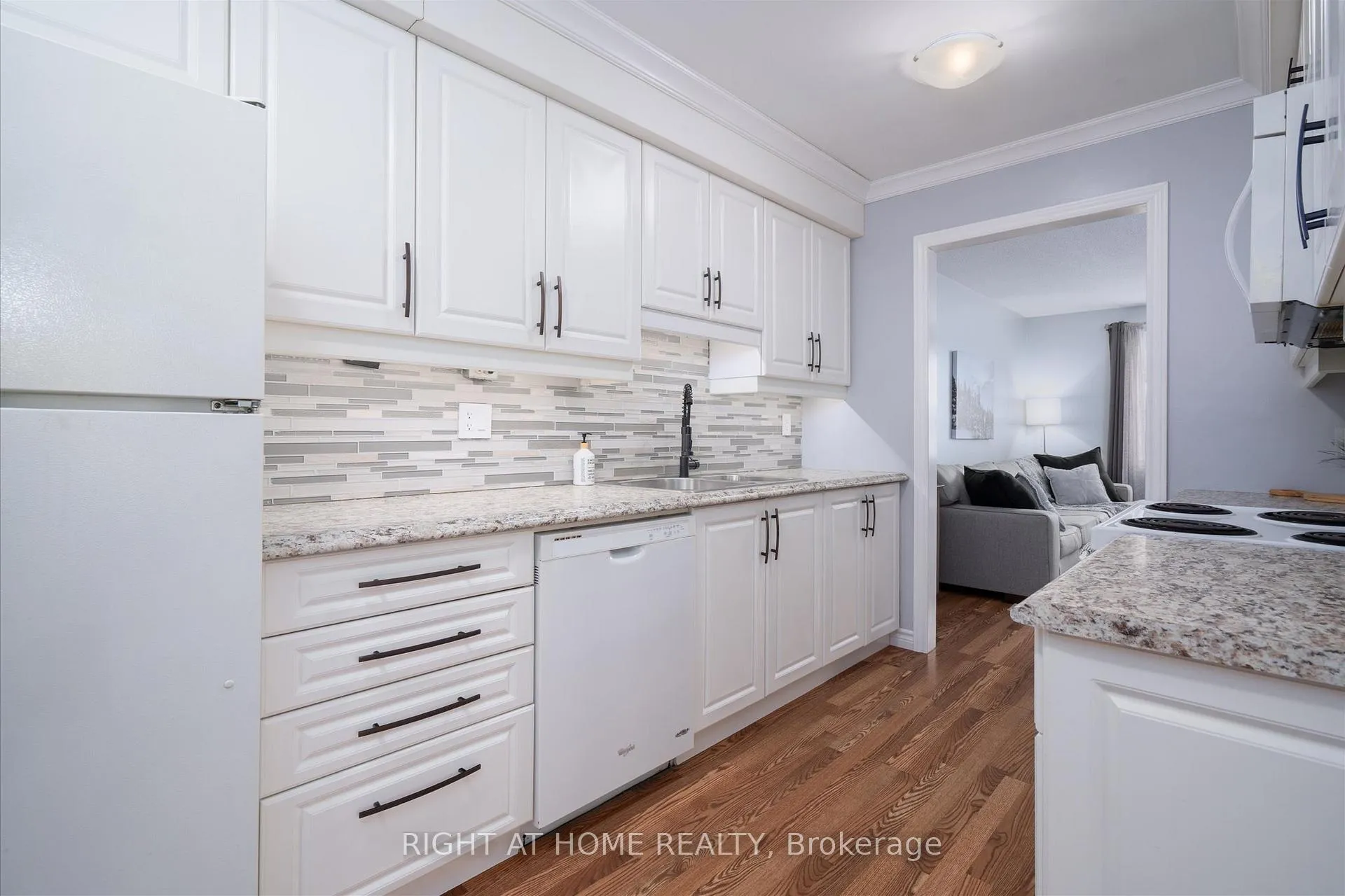 Photo 9 of 141 Glovers Road, Oshawa, Samac — HOMEH