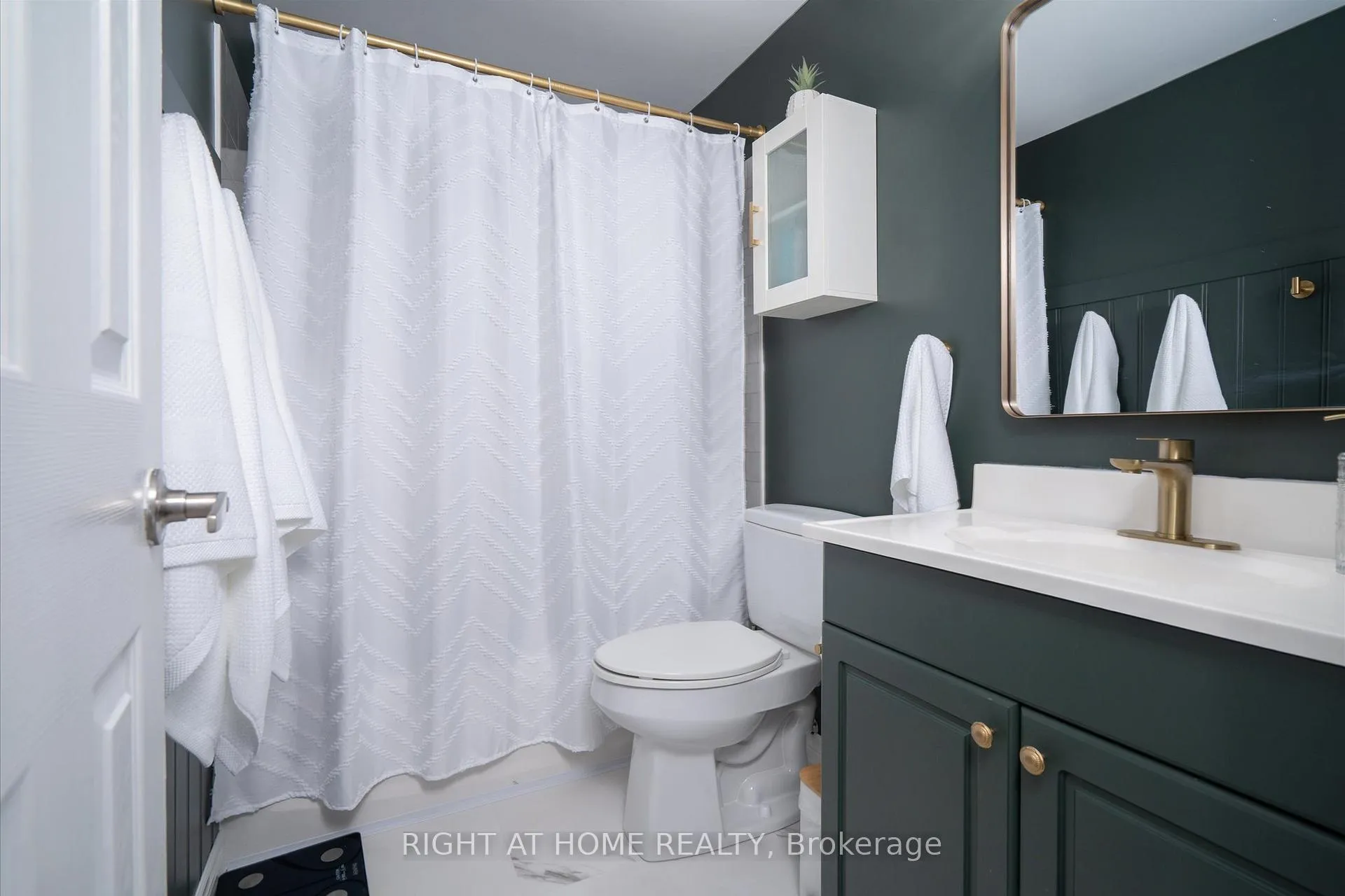 Photo 14 of 141 Glovers Road, Oshawa, Samac — HOMEH