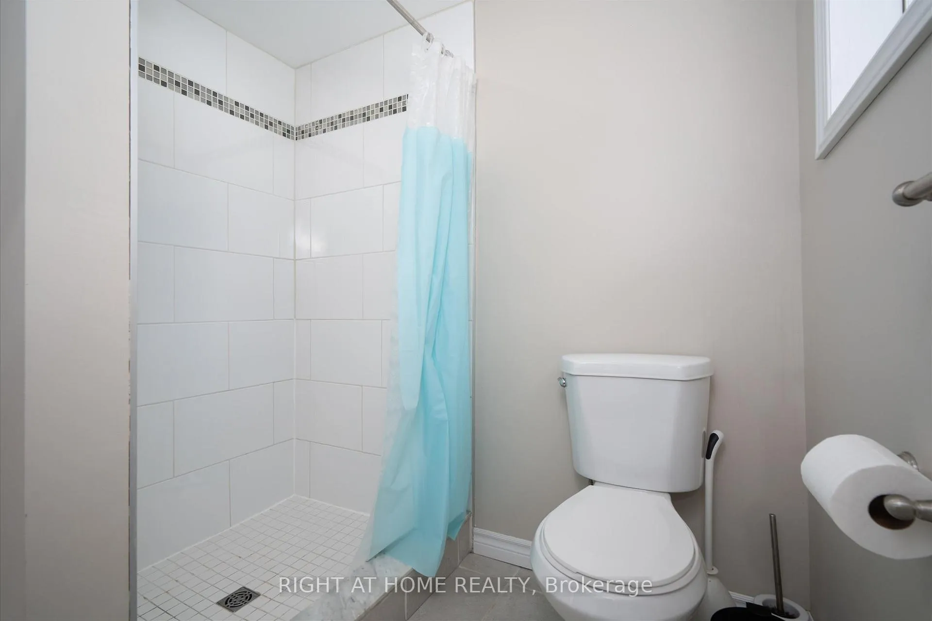 Photo 19 of 141 Glovers Road, Oshawa, Samac — HOMEH