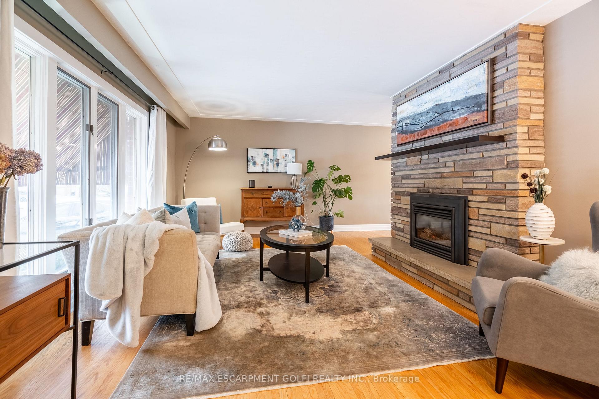 Photo 5 of 43 Bruce Park Drive, Hamilton, Centremount — HOMEH