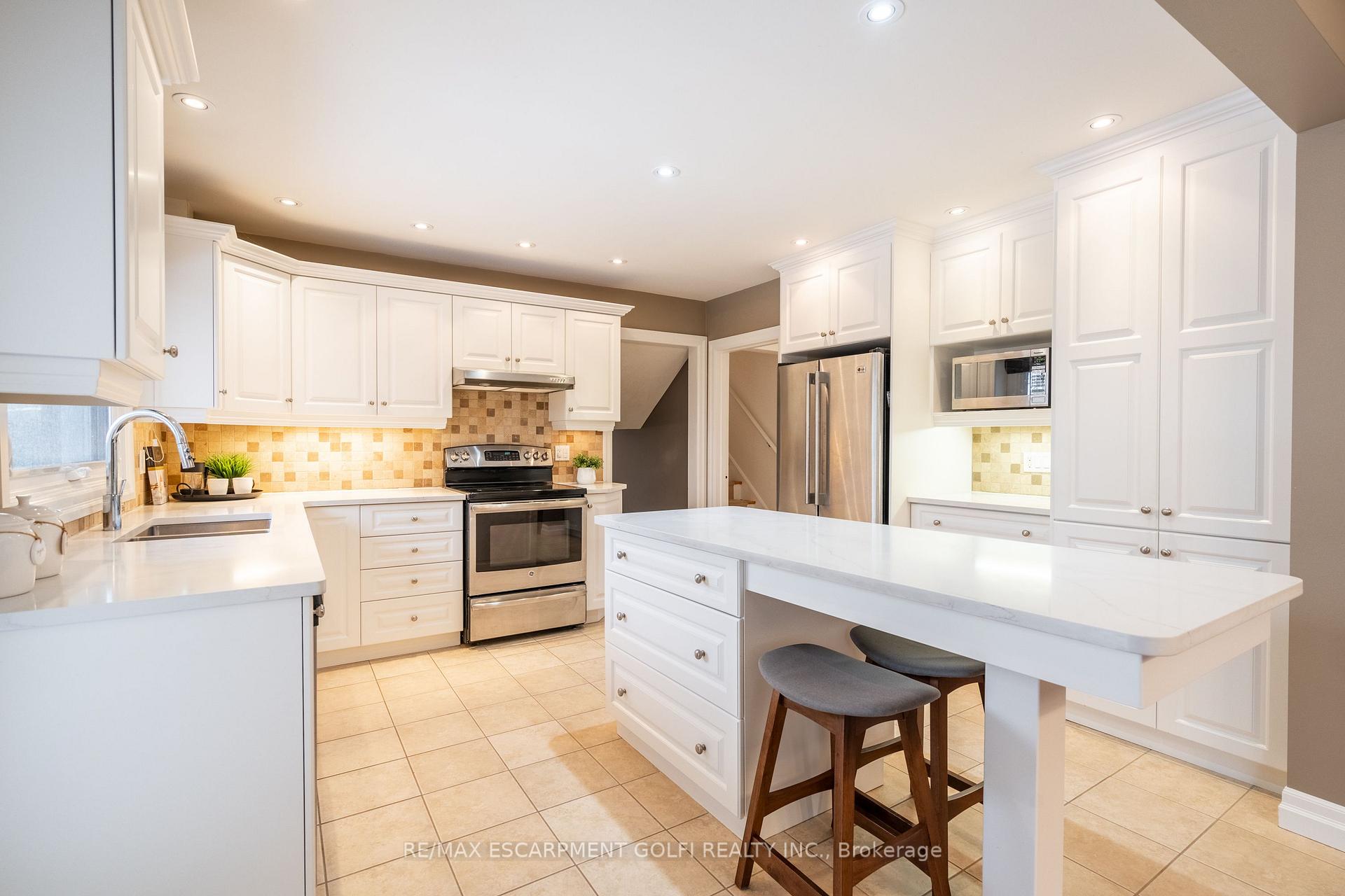 Photo 10 of 43 Bruce Park Drive, Hamilton, Centremount — HOMEH
