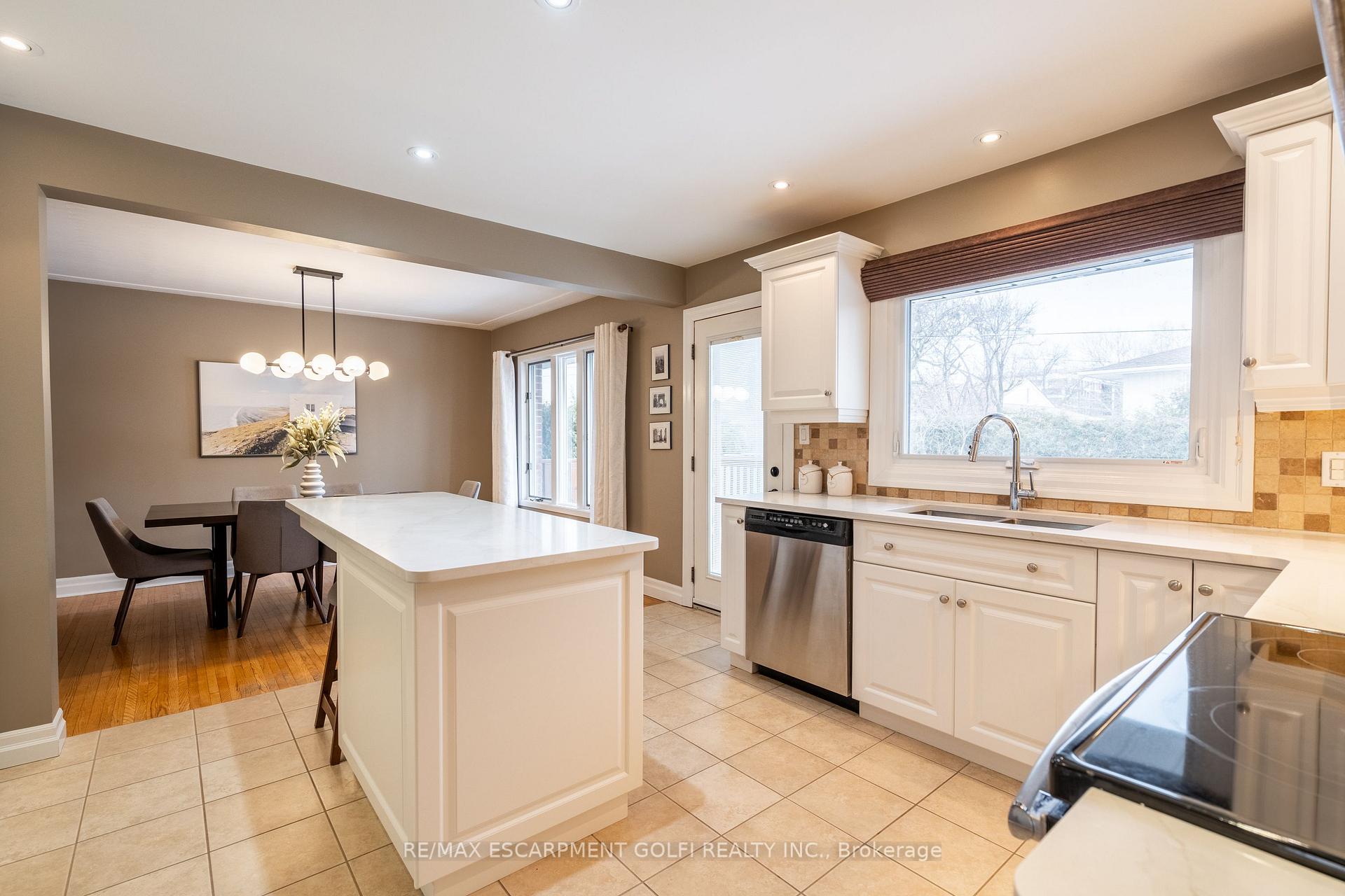 Photo 11 of 43 Bruce Park Drive, Hamilton, Centremount — HOMEH