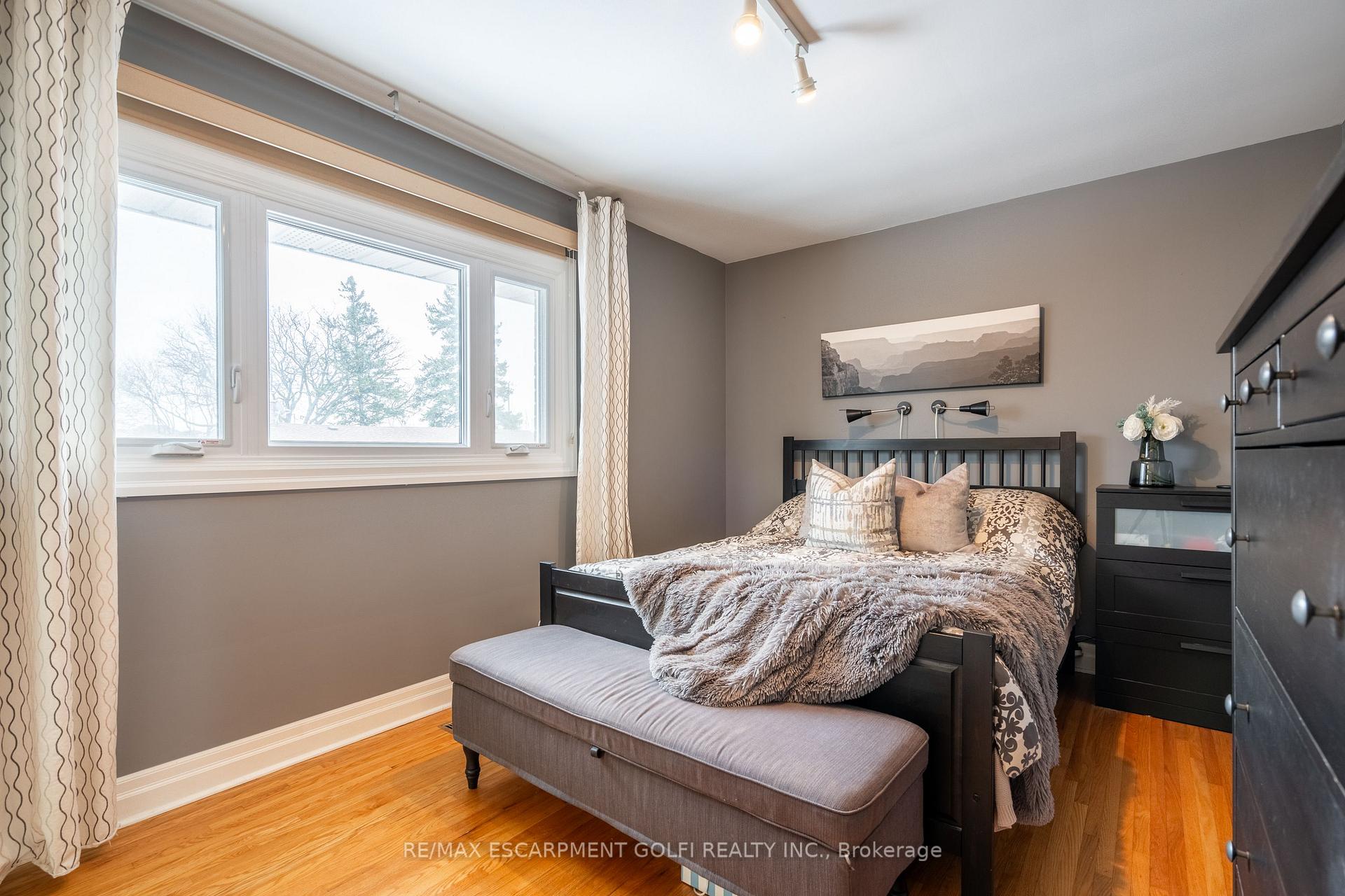Photo 13 of 43 Bruce Park Drive, Hamilton, Centremount — HOMEH