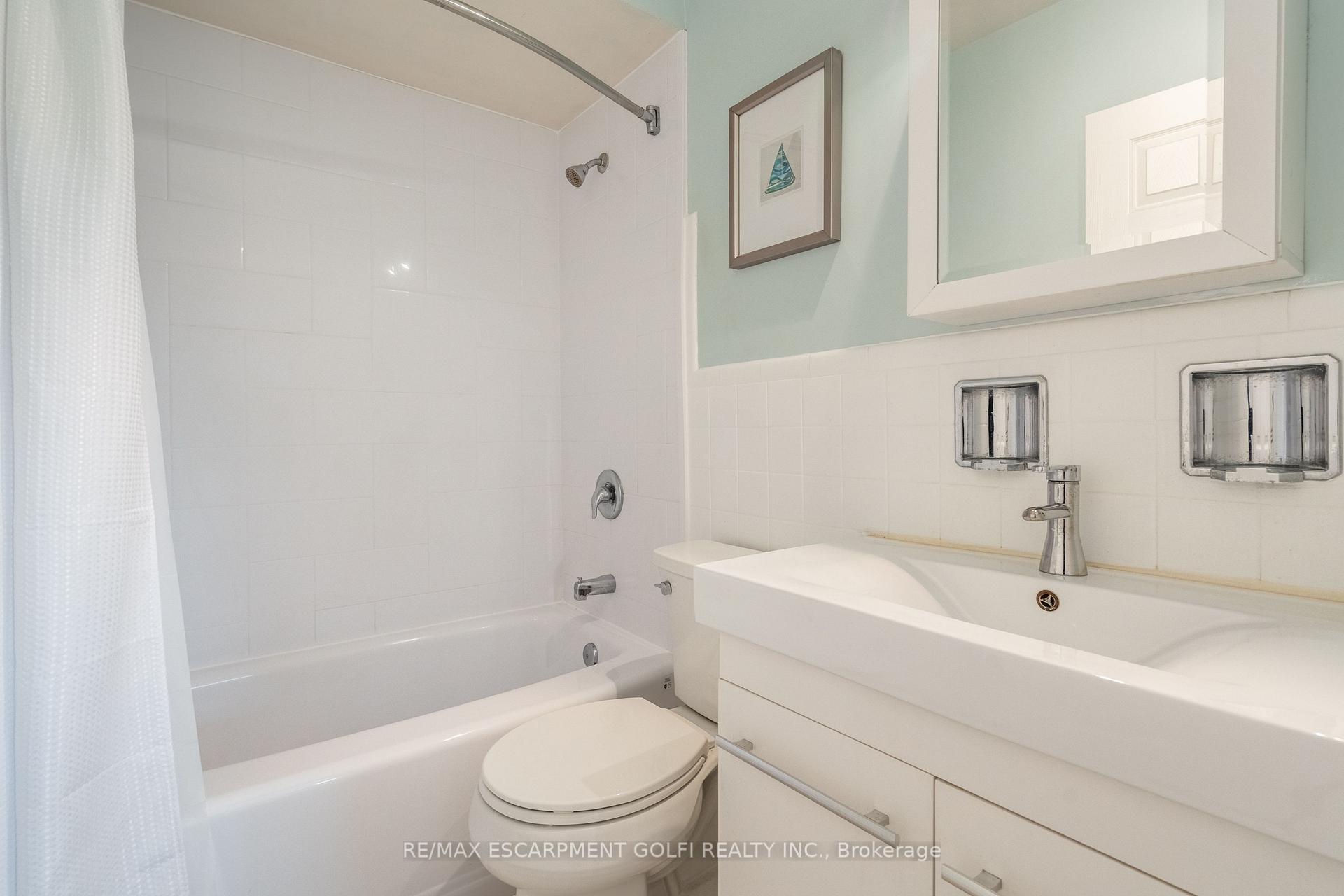 Photo 19 of 43 Bruce Park Drive, Hamilton, Centremount — HOMEH