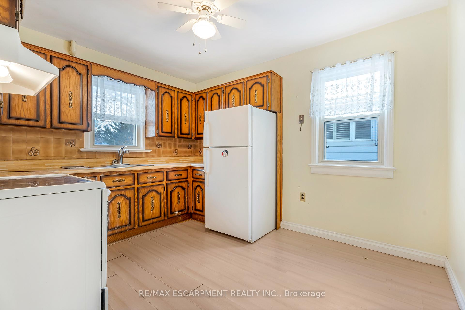 Photo 10 of 59 Mountain Avenue N, Hamilton, Stoney Creek — HOMEH