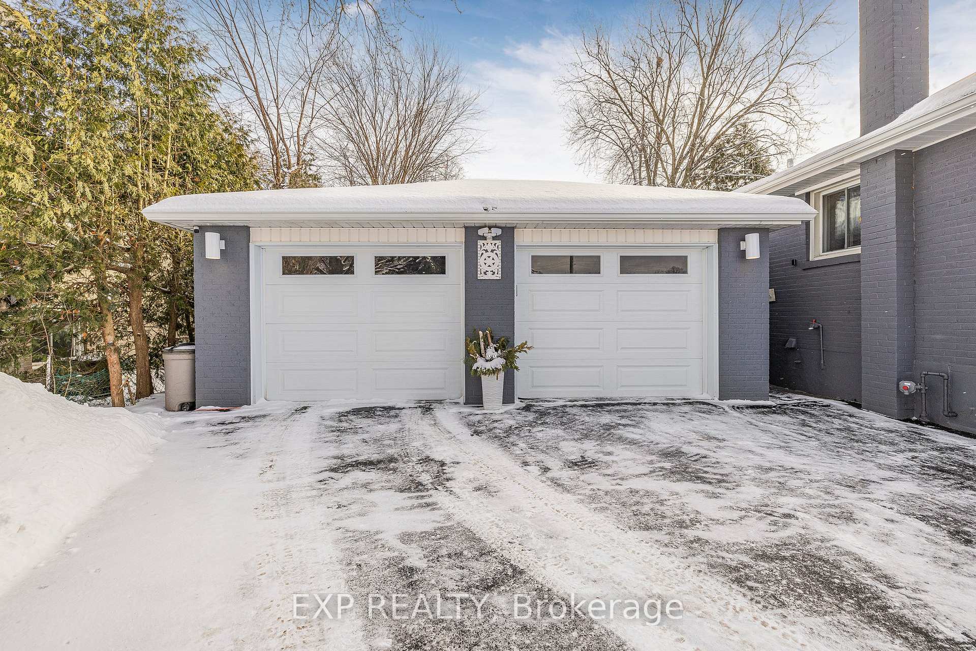 Photo 3 of 25 Kemano Road, Aurora, Aurora Heights — HOMEH