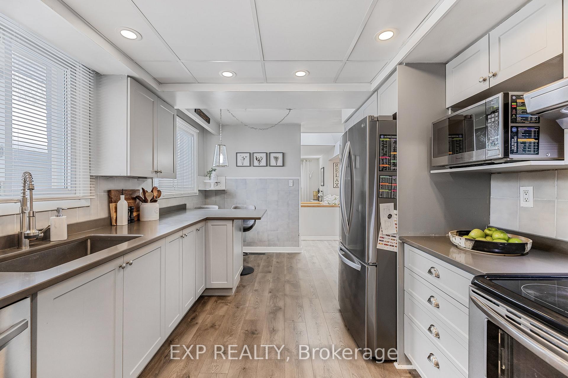 Photo 5 of 25 Kemano Road, Aurora, Aurora Heights — HOMEH