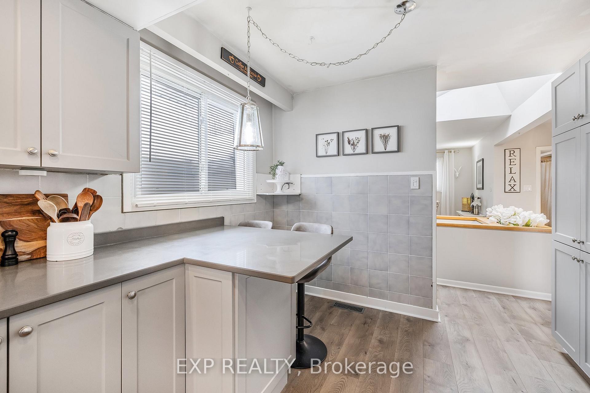 Photo 8 of 25 Kemano Road, Aurora, Aurora Heights — HOMEH