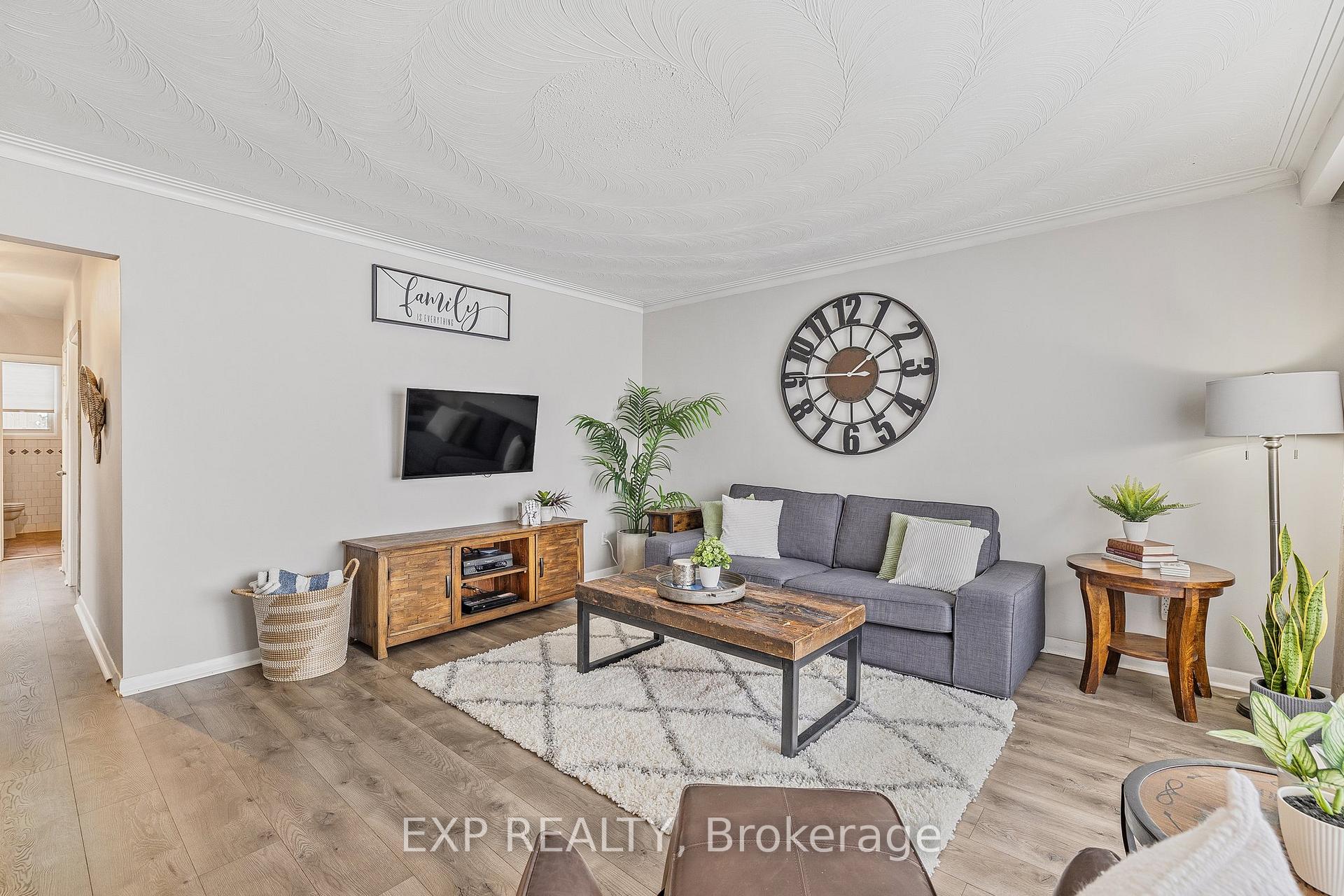 Photo 11 of 25 Kemano Road, Aurora, Aurora Heights — HOMEH