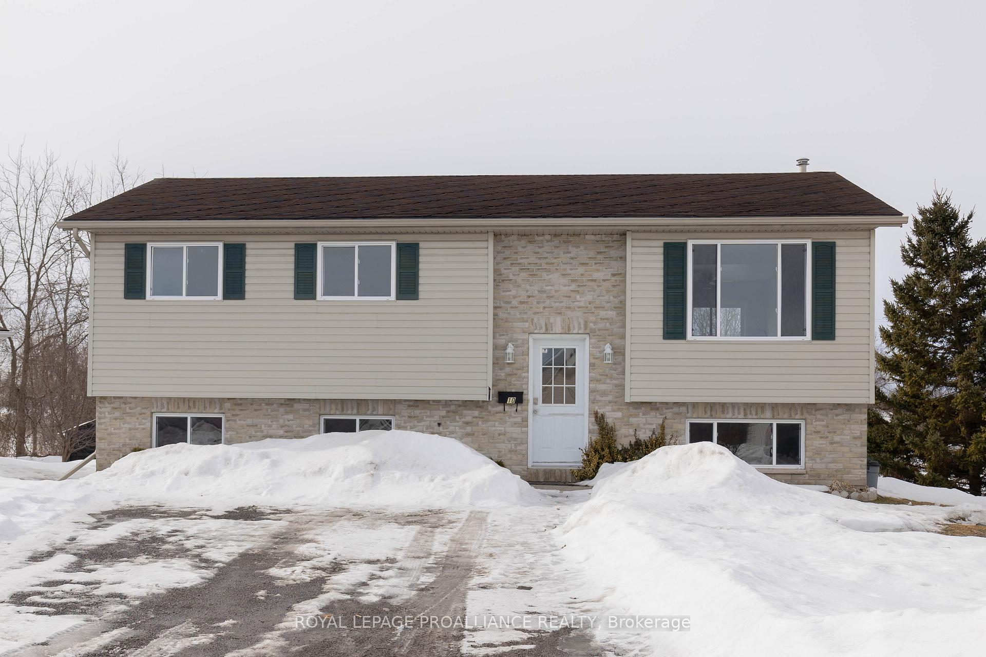 Front of 10 Lake Court