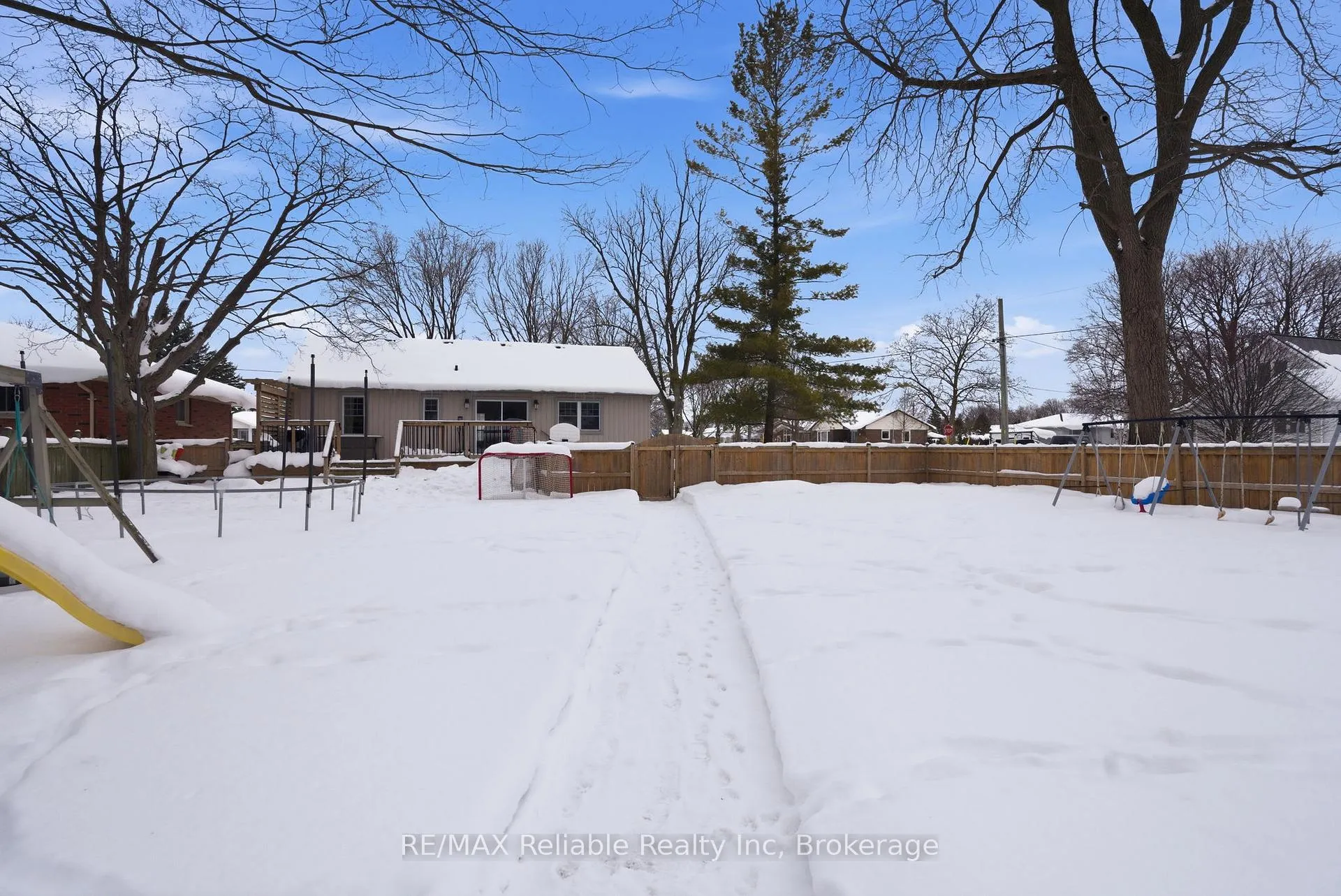 Photo 25 of 116 Oxford Street, Goderich, Goderich (Town) — HOMEH
