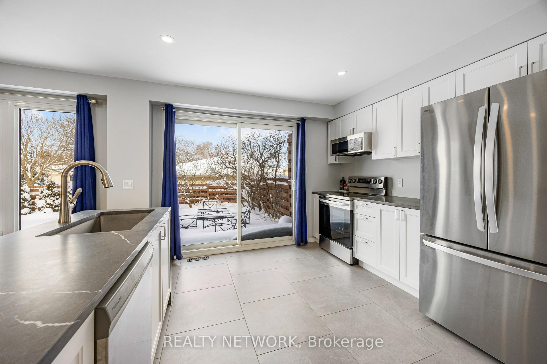 Photo 27 of 14 Lampman Lane, Barrie, 400 West — HOMEH