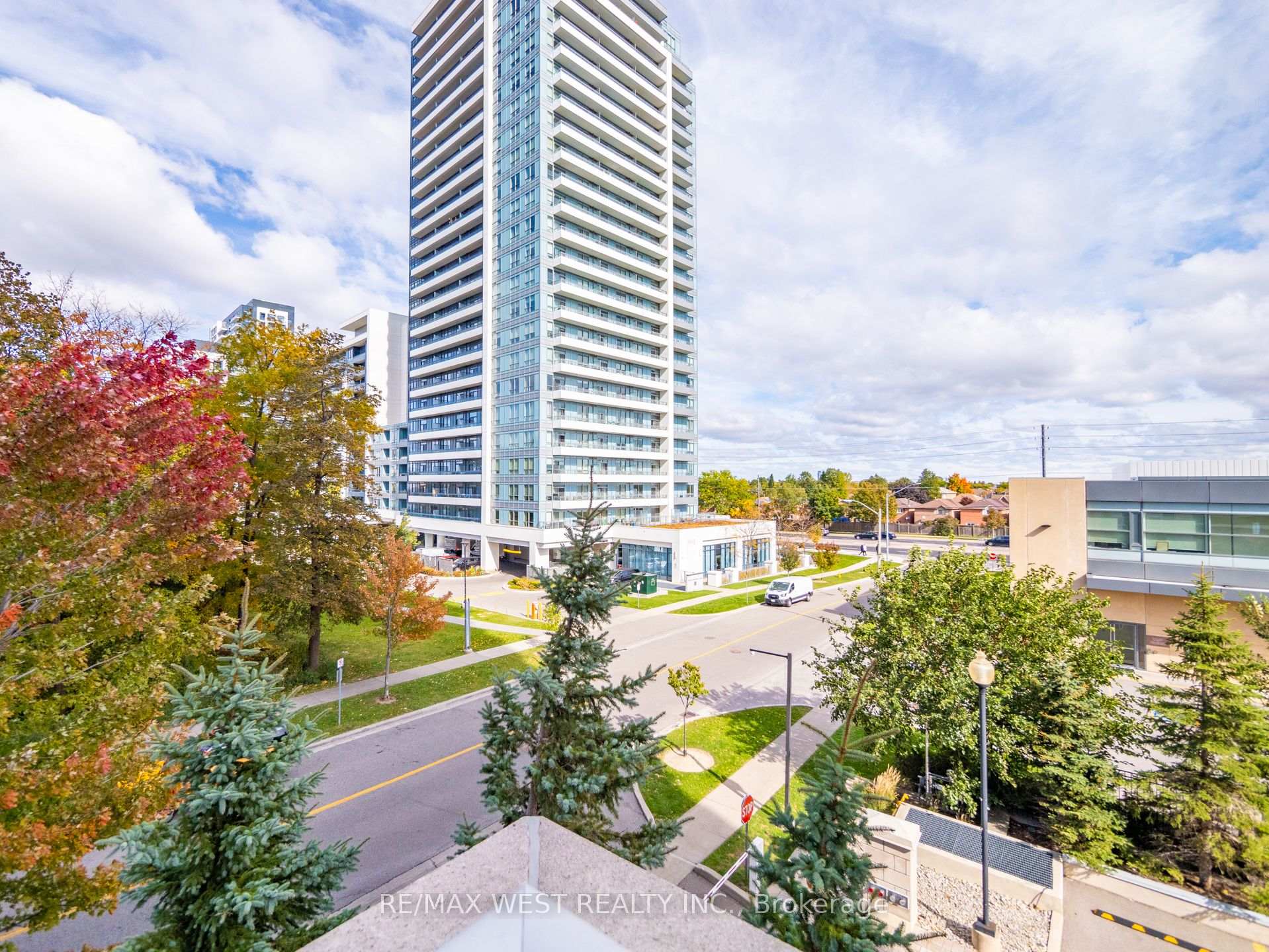 Photo 2 of Unit 309, 7 North Park Road, Vaughan, Beverley Glen — HOMEH