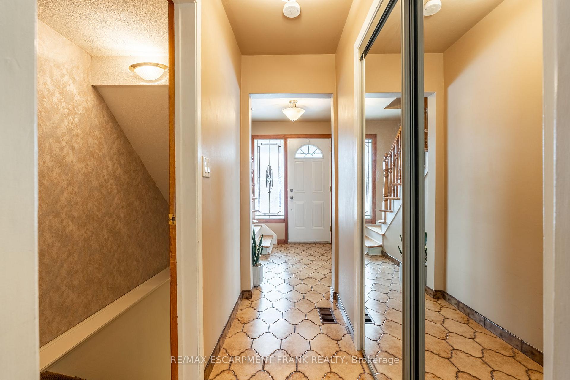 Photo 5 of 2 Maria Court, Hamilton, Lisgar — HOMEH